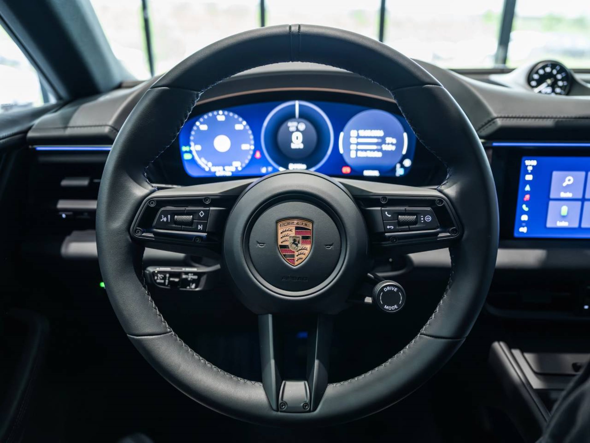 PORSCHE Macan 4-image-13