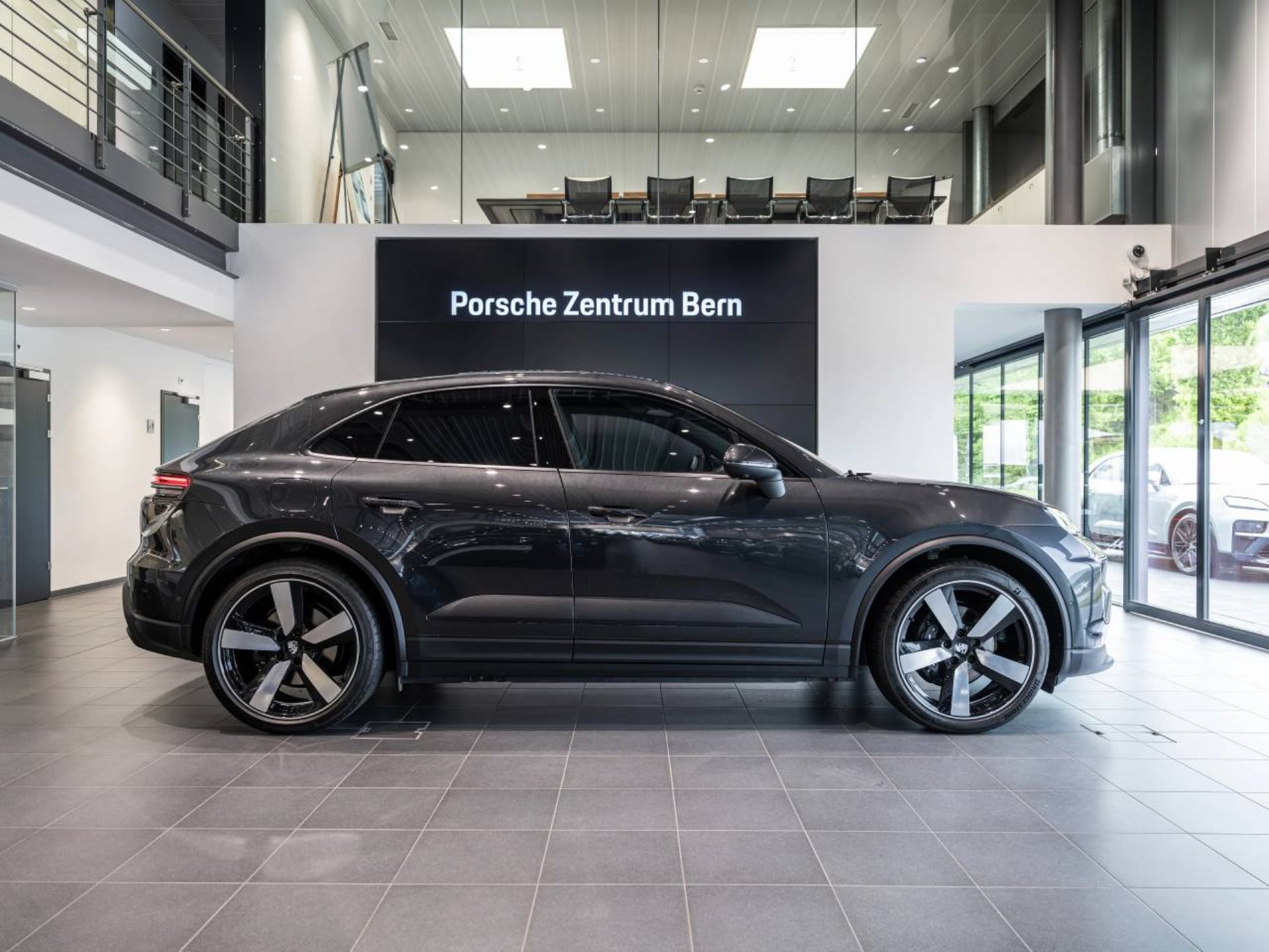 PORSCHE Macan 4-image-1