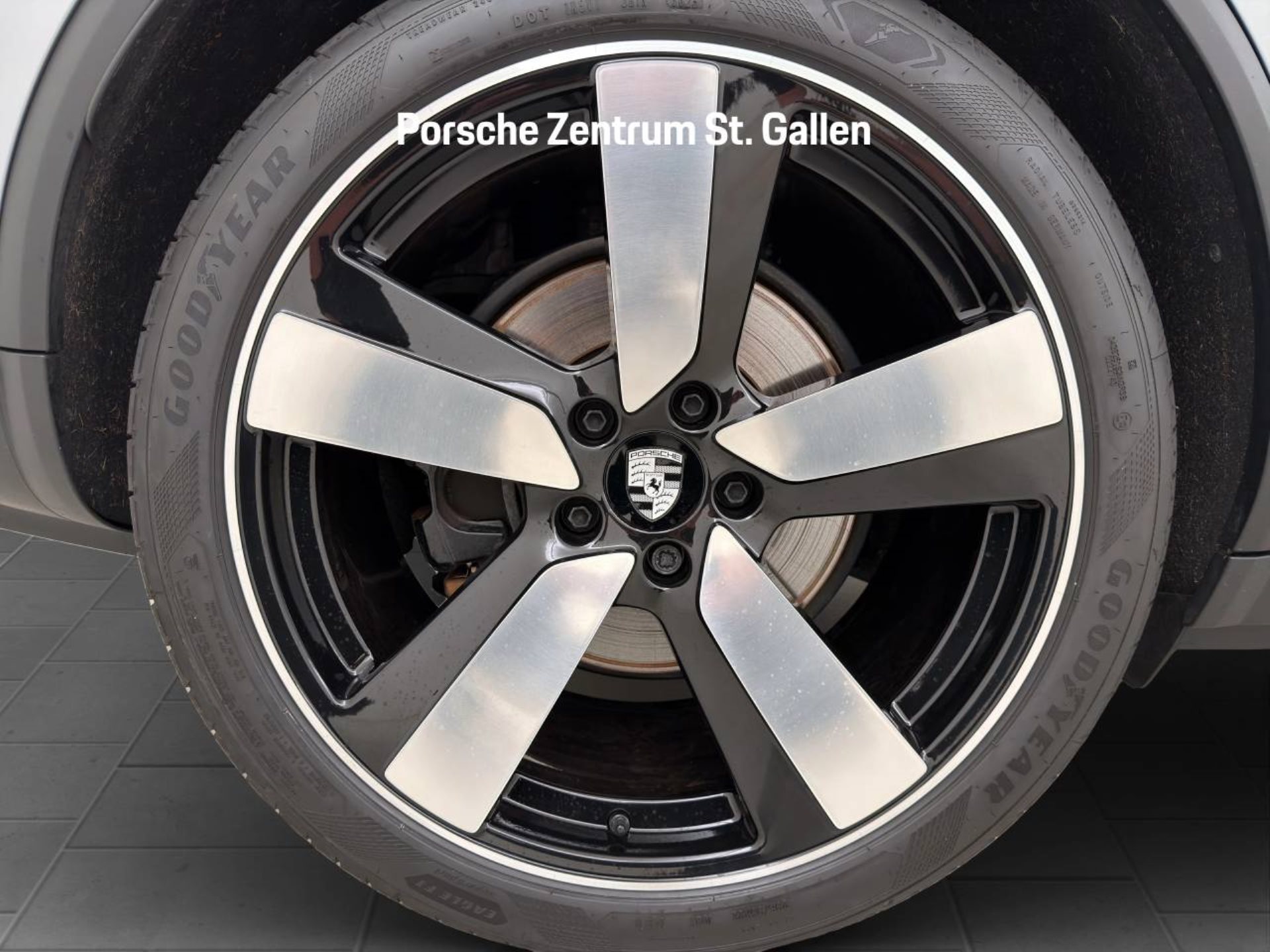 PORSCHE Macan 4-image-10