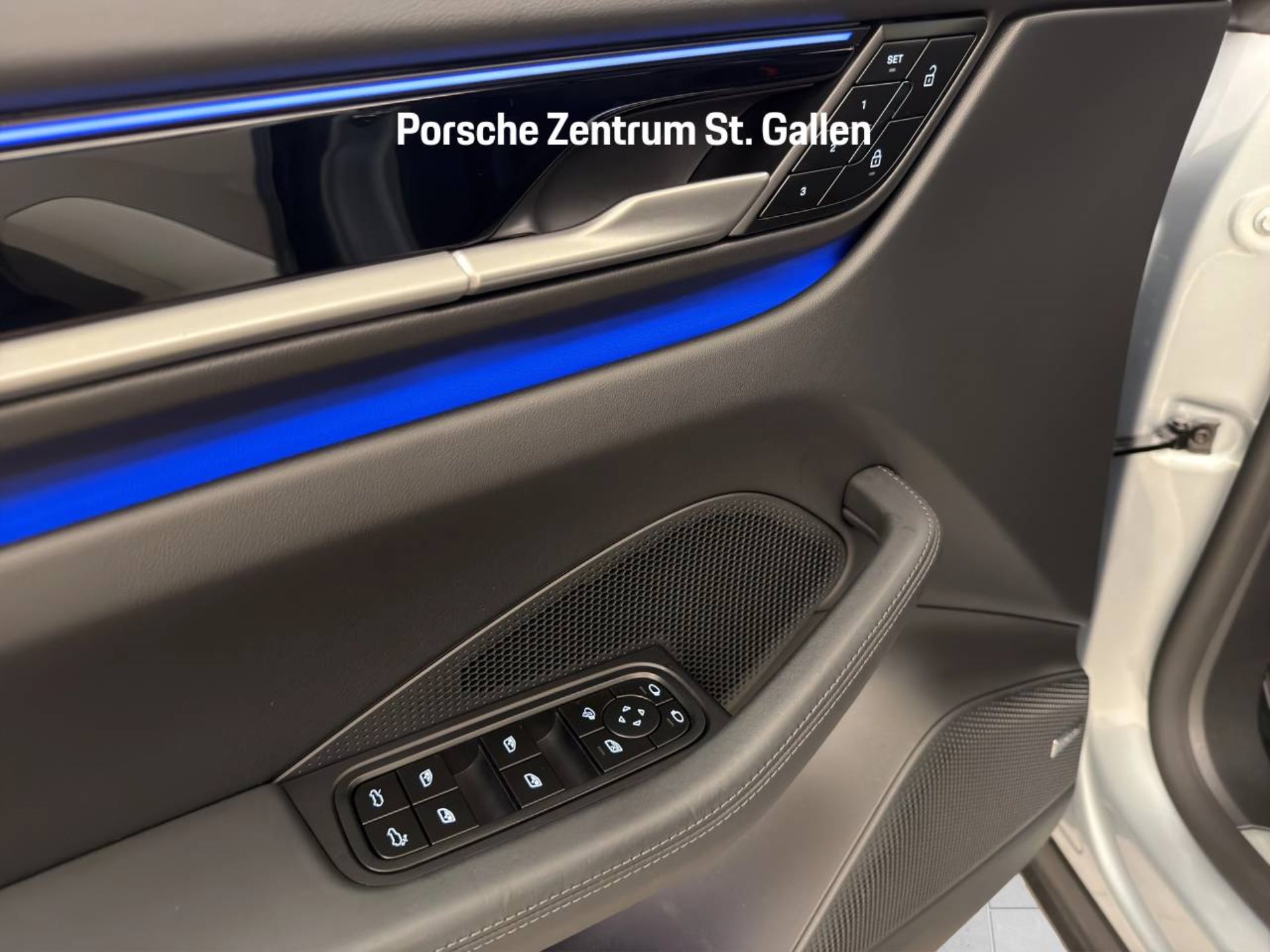 PORSCHE Macan 4-image-17