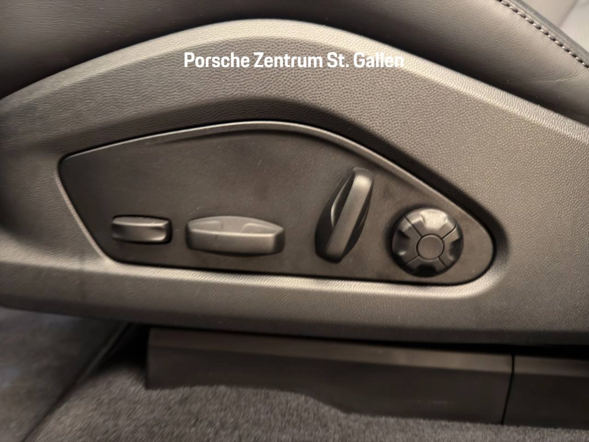 PORSCHE Macan 4-image-23