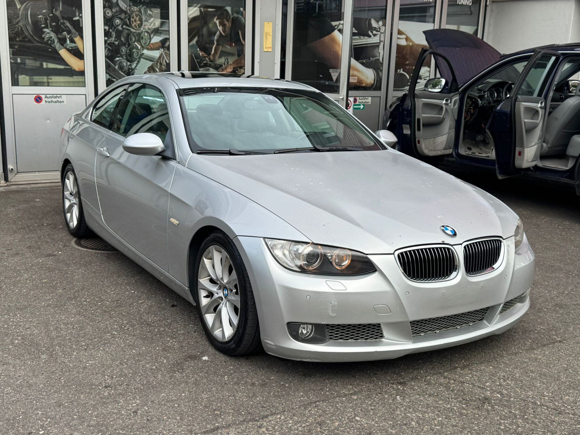 BMW 335i Coupé-image-0