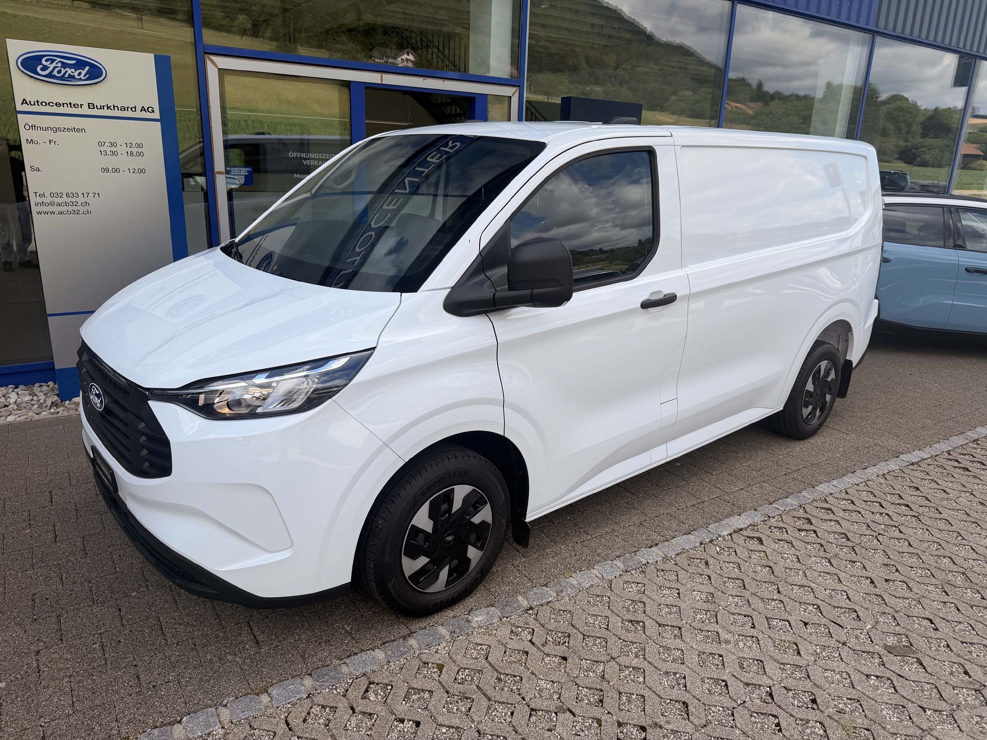 FORD Transit Custom Van 320 L1 2.5 Duratec 233 Trend PHEV-showroom-element-1