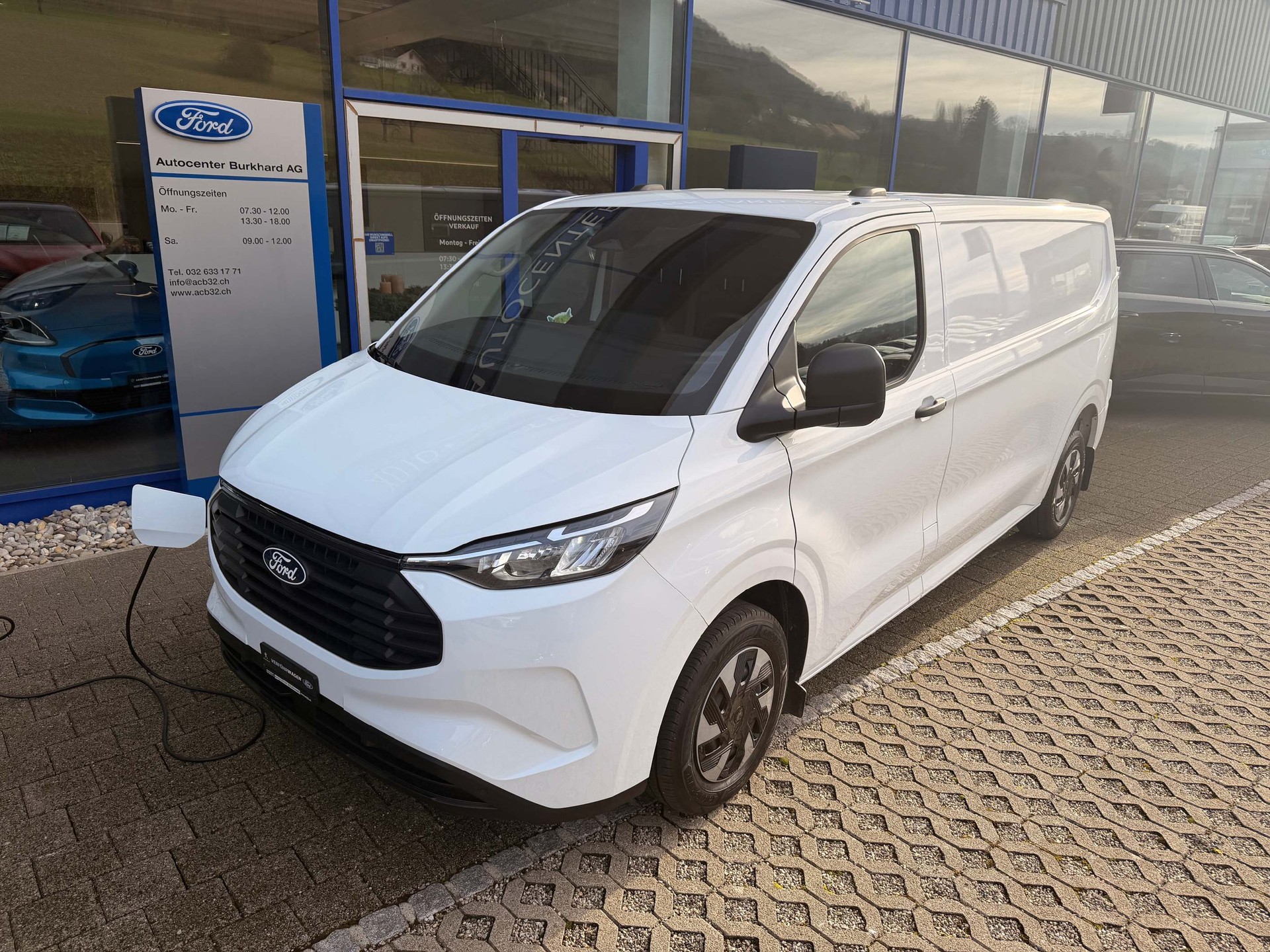 FORD Transit Custom Van 320 L1 2.5 Duratec 233 Trend PHEV-image-1
