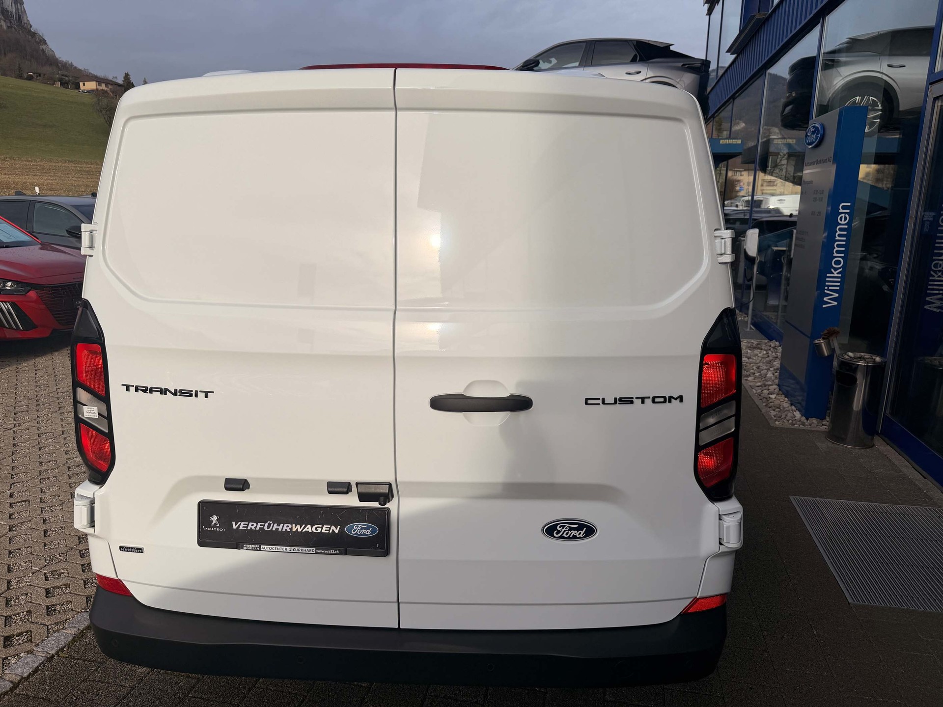FORD Transit Custom Van 320 L1 2.5 Duratec 233 Trend PHEV-image-5