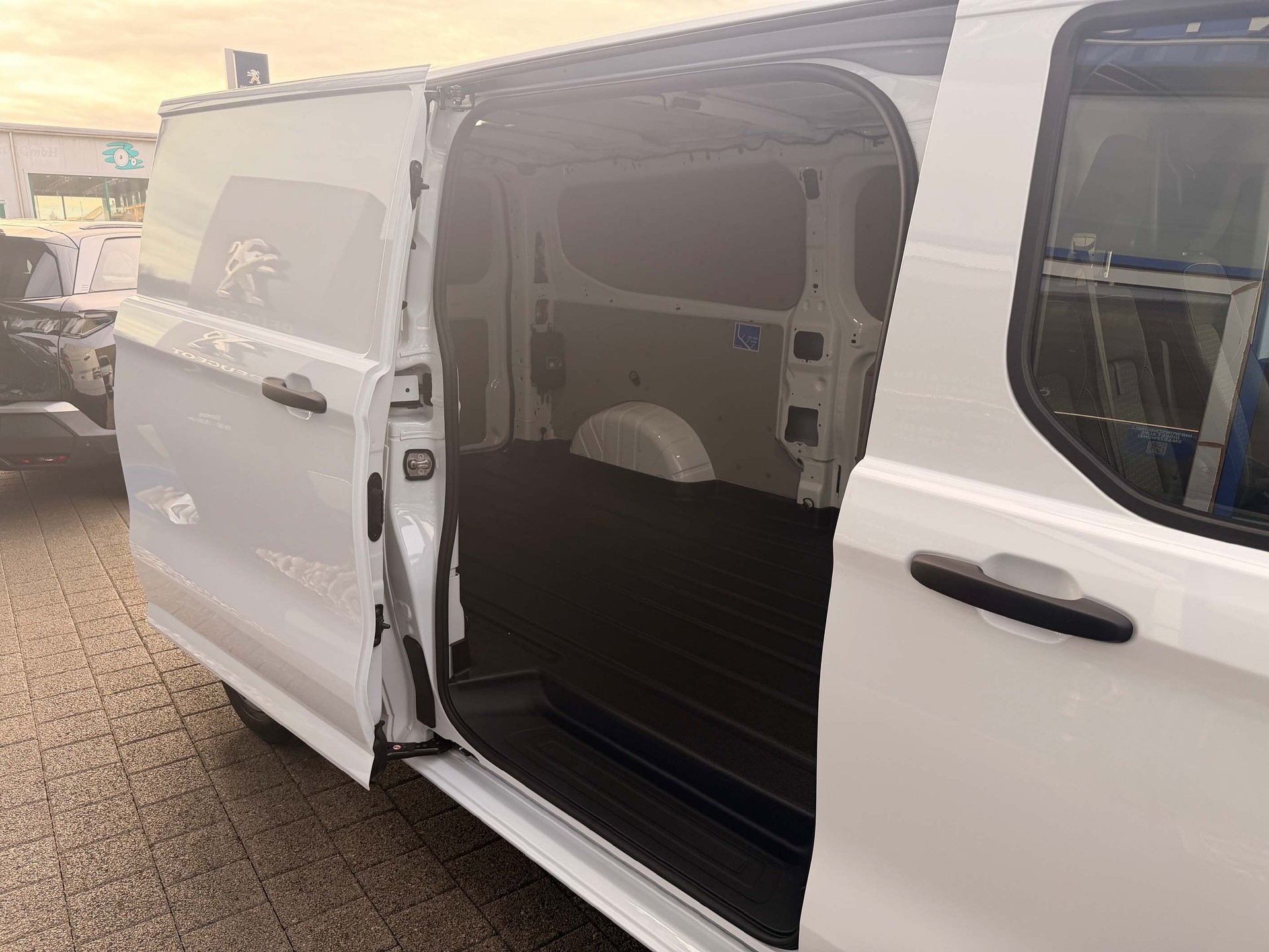 FORD Transit Custom Van 320 L1 2.5 Duratec 233 Trend PHEV-image-9