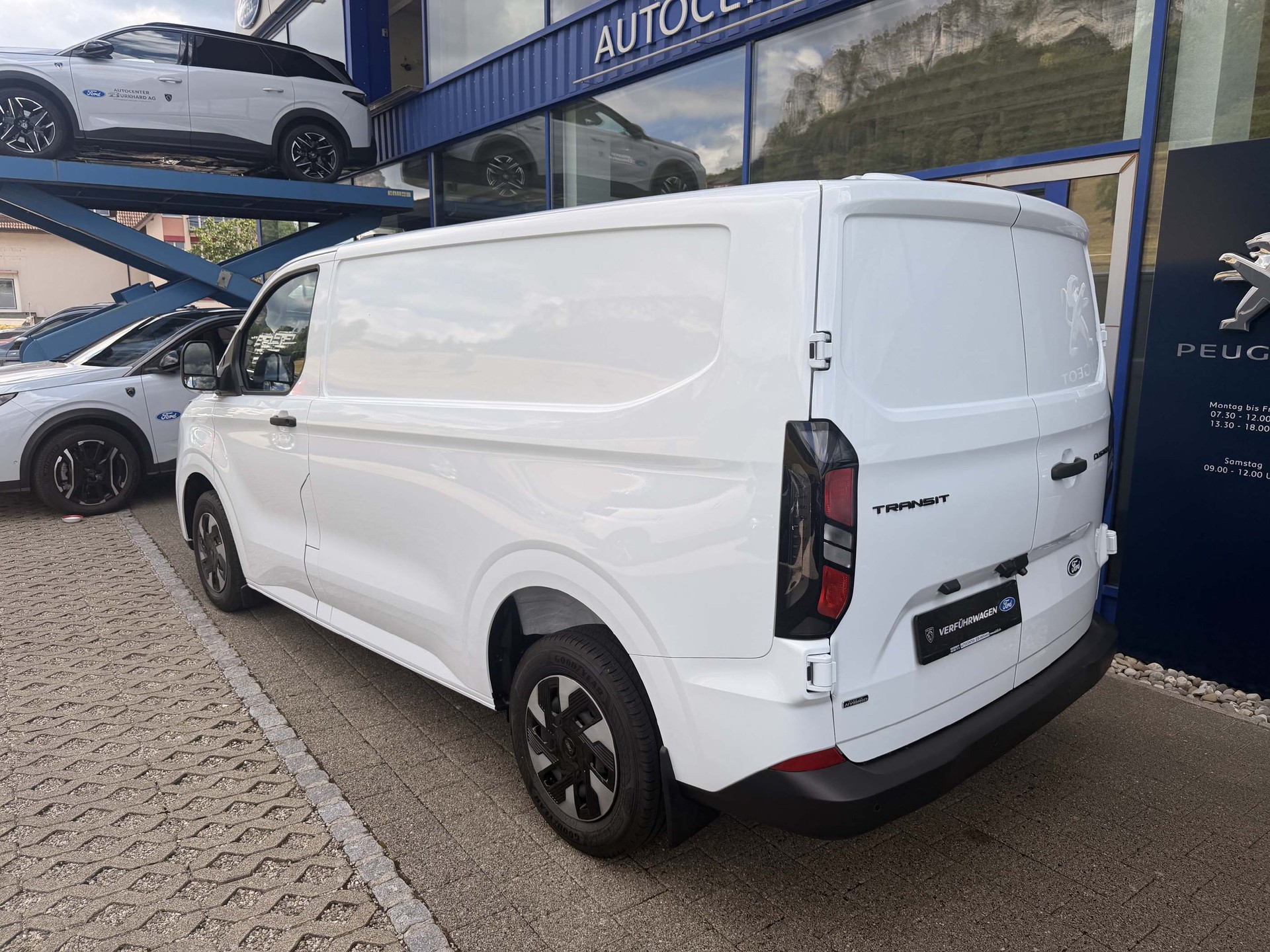 FORD Transit Custom Van 320 L1 2.5 Duratec 233 Trend PHEV-image-6