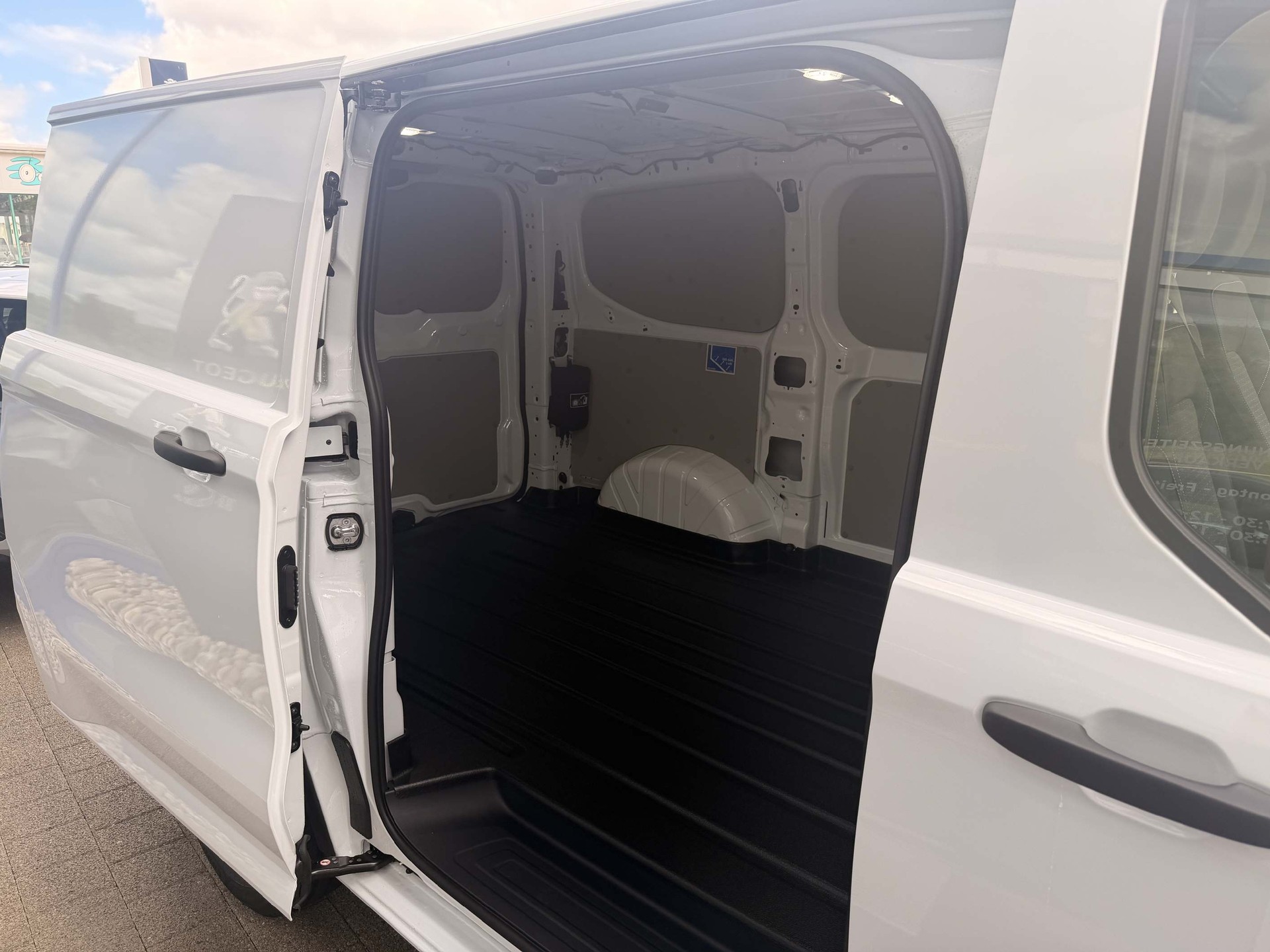 FORD Transit Custom Van 320 L1 2.5 Duratec 233 Trend PHEV-image-8
