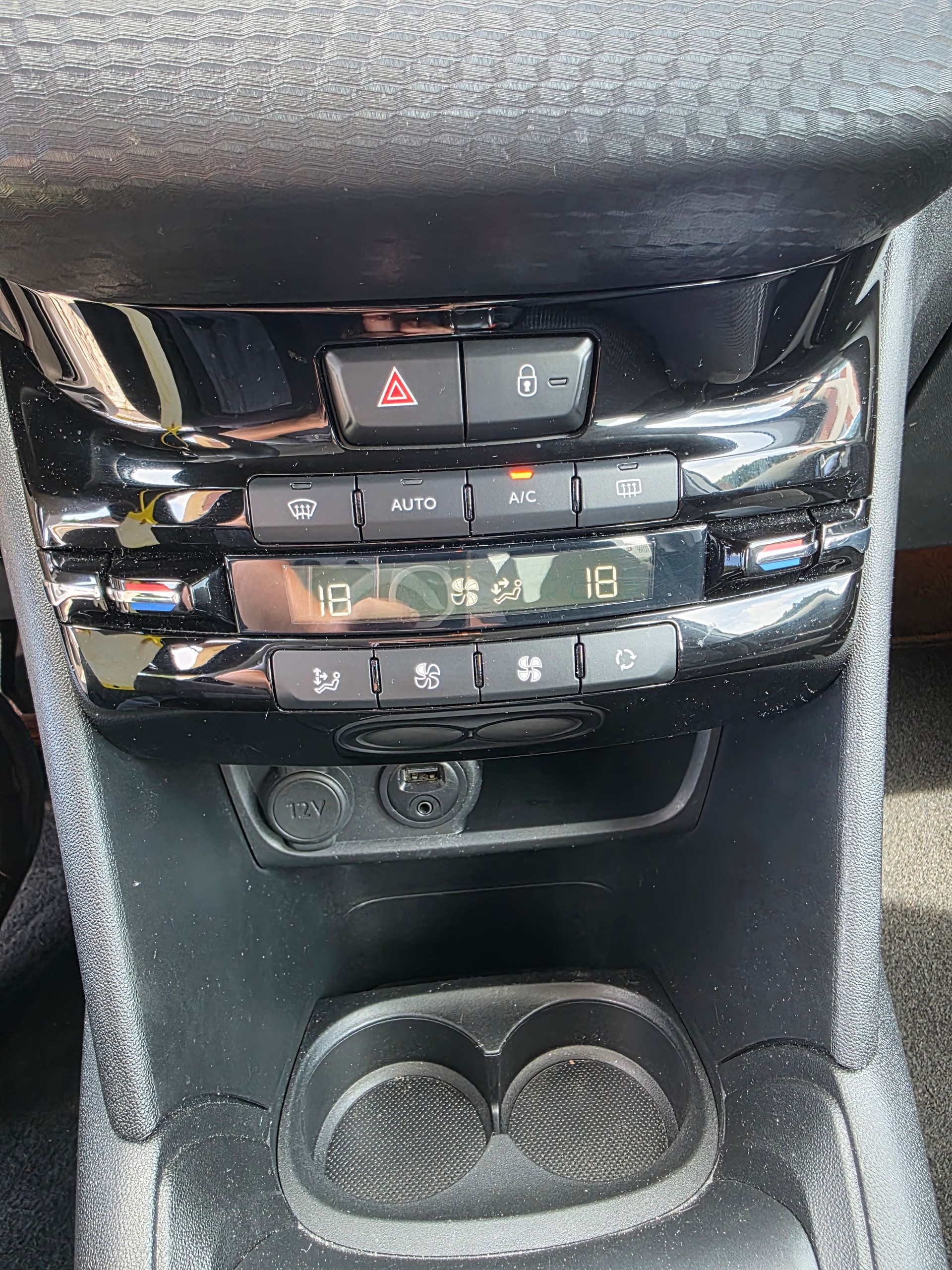 PEUGEOT 208 1.2 PureTech Style-image-8