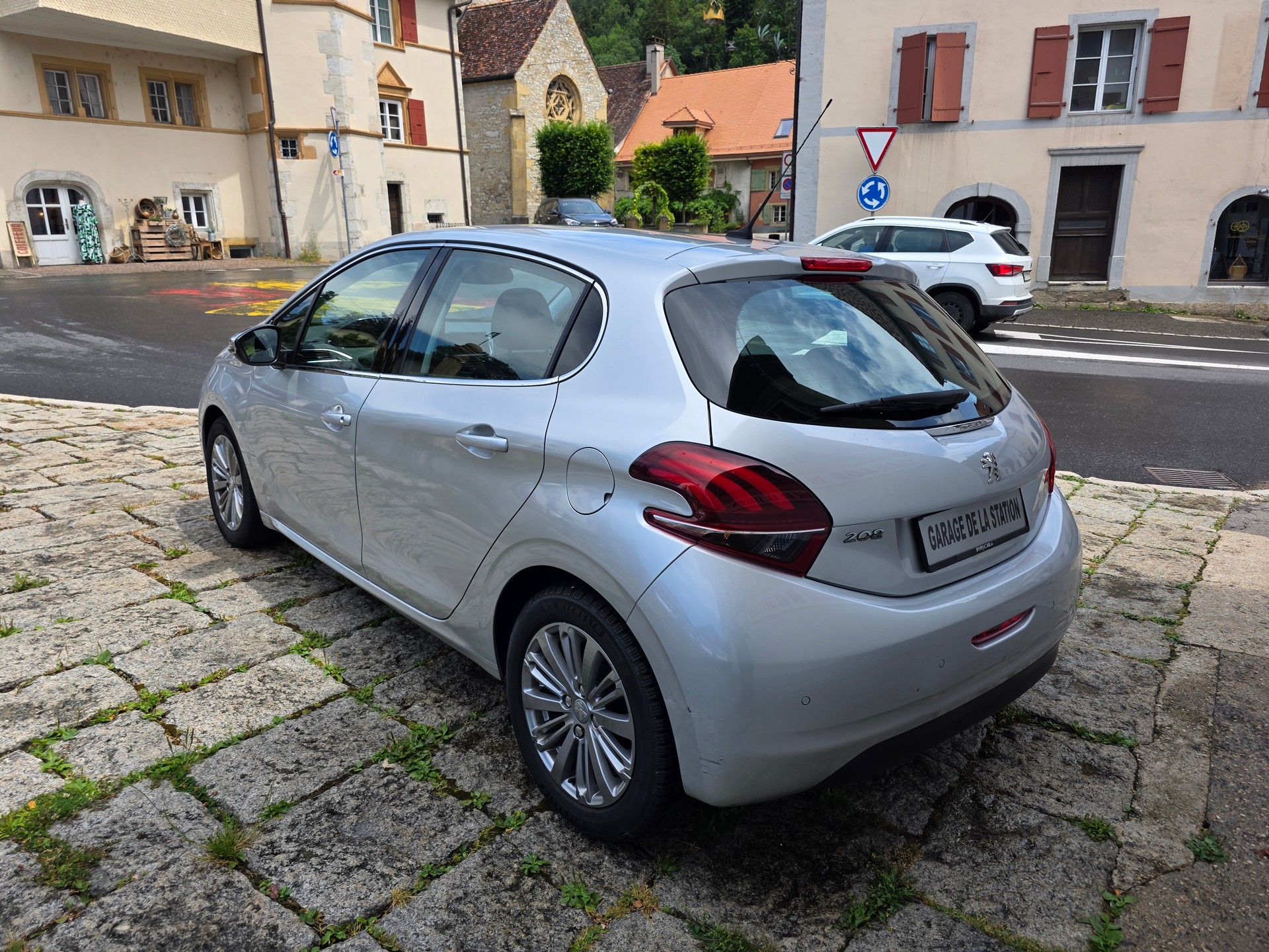 PEUGEOT 208 1.2 PureTech Style-image-5