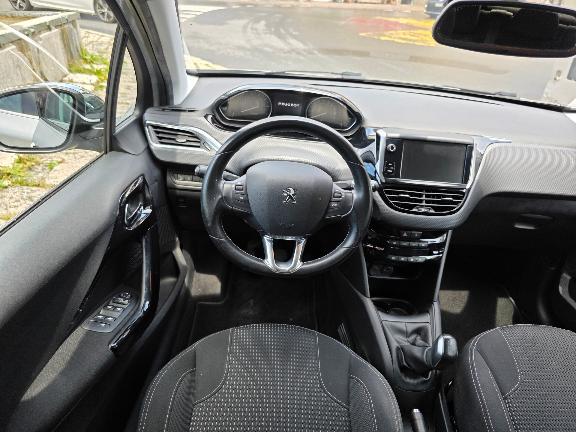 PEUGEOT 208 1.2 PureTech Style-image-6