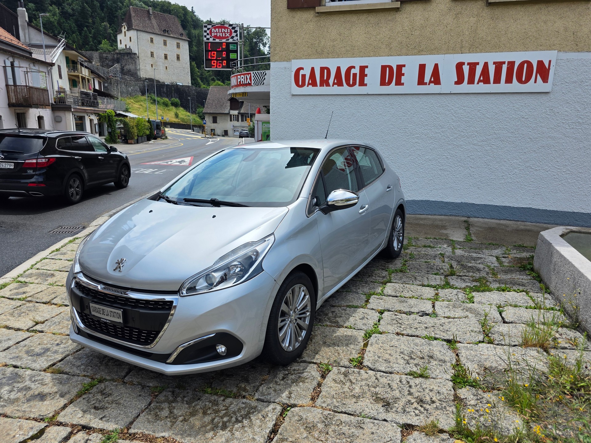 PEUGEOT 208 1.2 PureTech Style-image-0