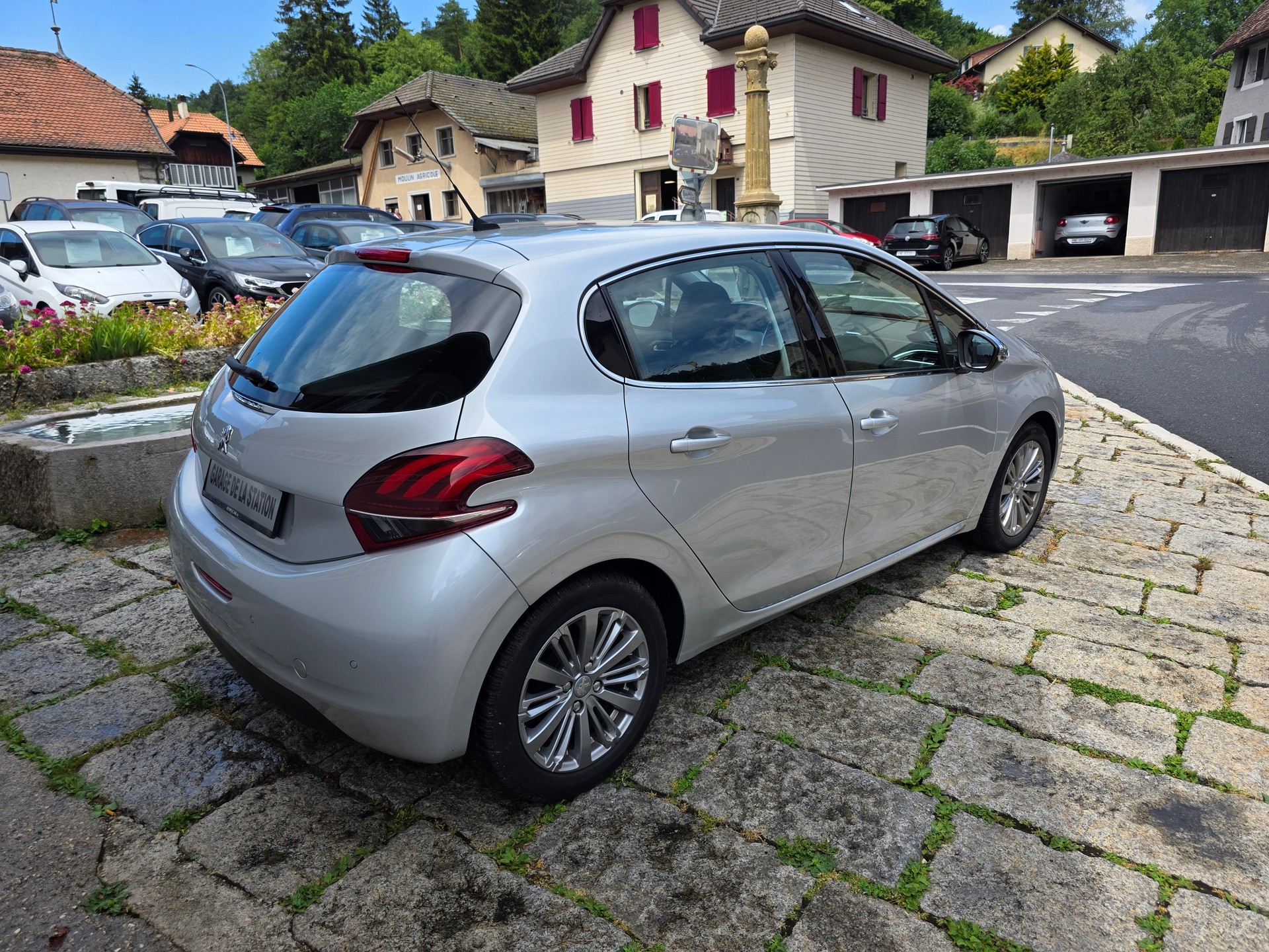 PEUGEOT 208 1.2 PureTech Style-image-3