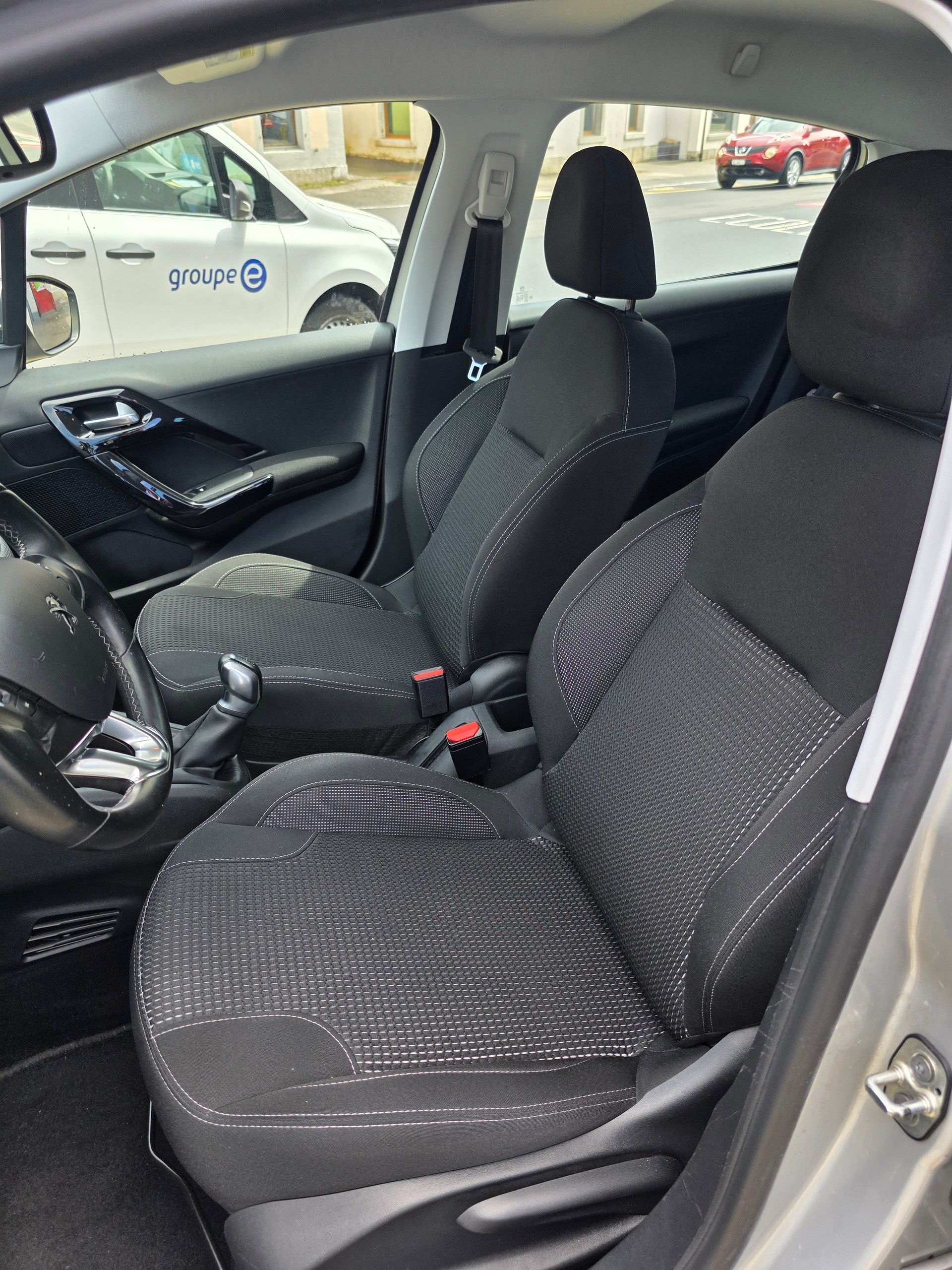 PEUGEOT 208 1.2 PureTech Style-image-9