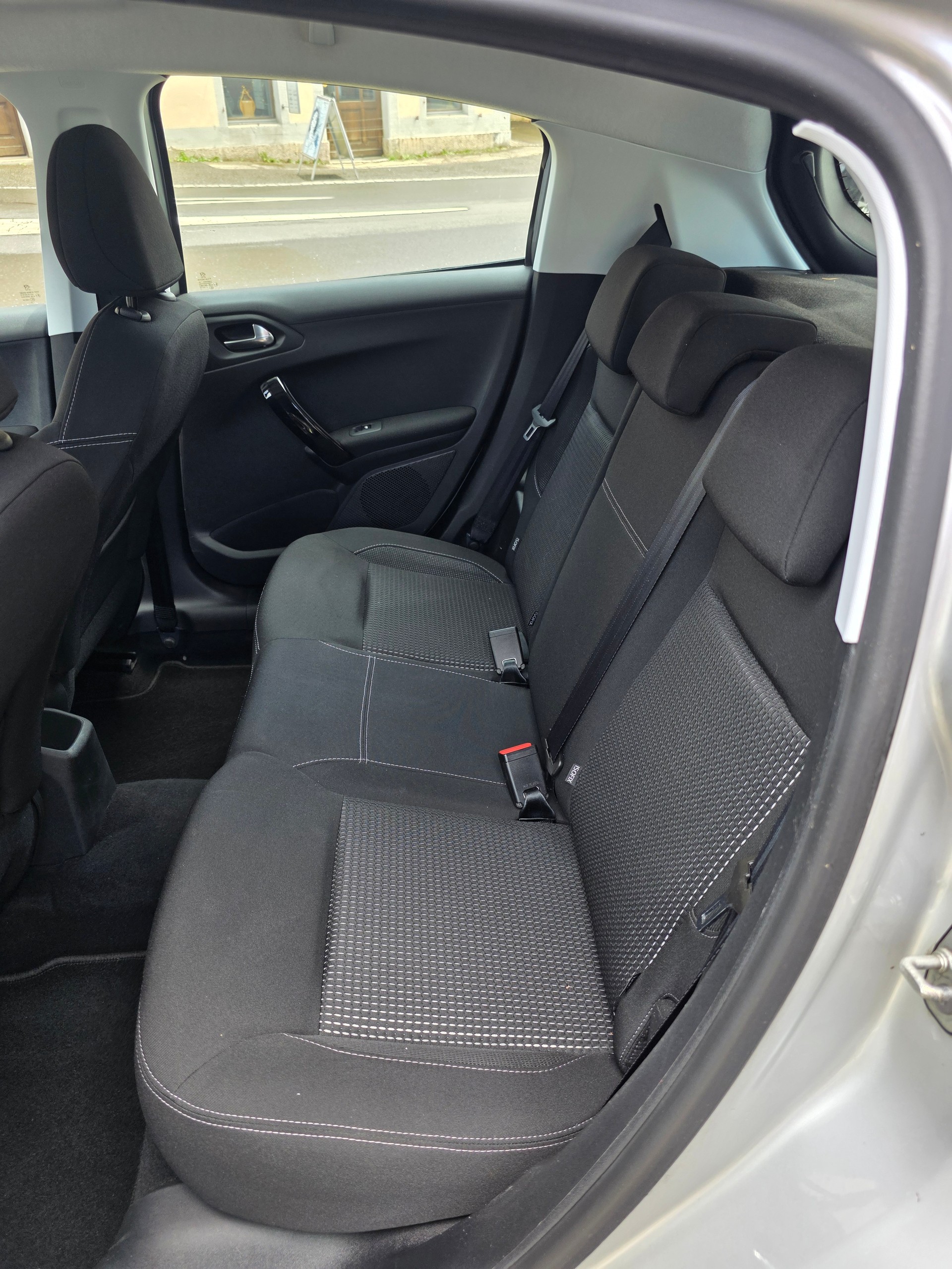 PEUGEOT 208 1.2 PureTech Style-image-10