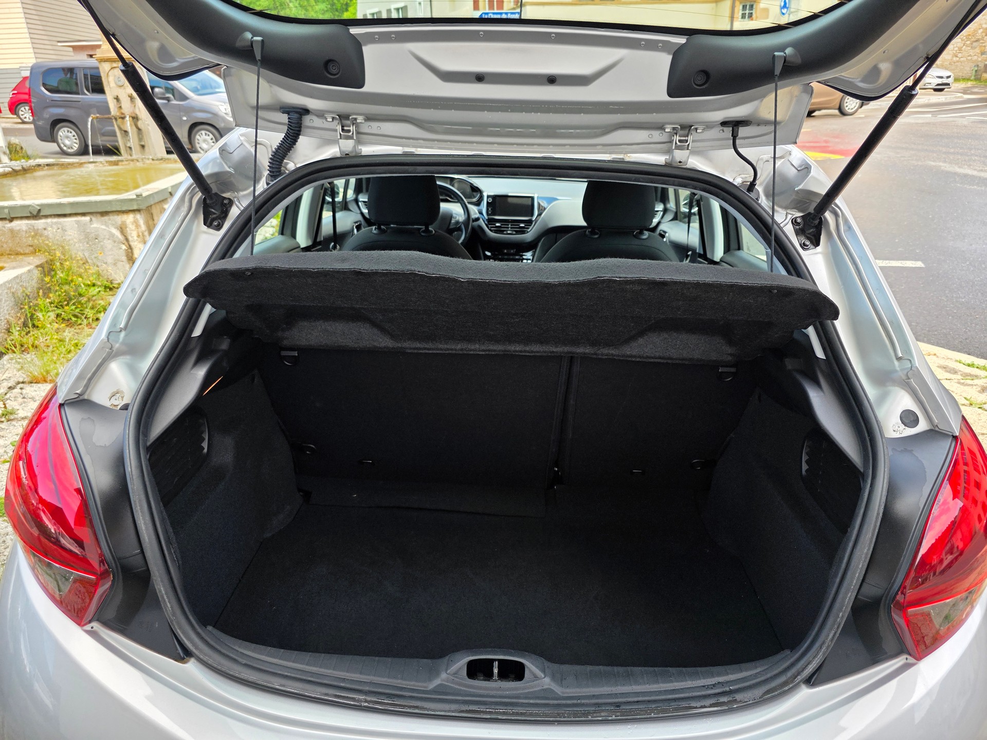 PEUGEOT 208 1.2 PureTech Style-image-11