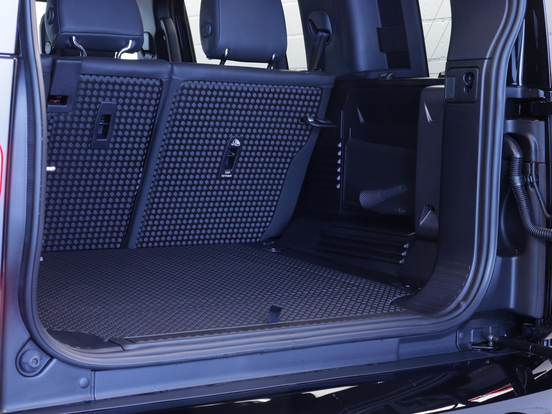 LAND ROVER Defender 110 3.0 D I6 300 X-Dynamic HSE-image-11