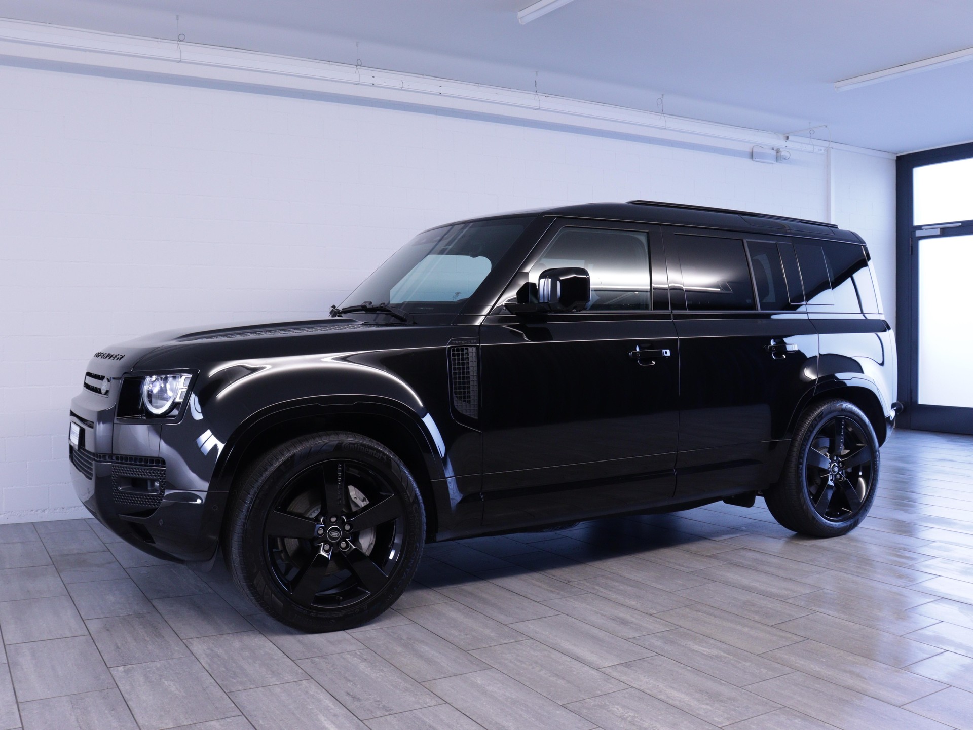 LAND ROVER Defender 110 3.0 D I6 300 X-Dynamic HSE-showroom-element-1