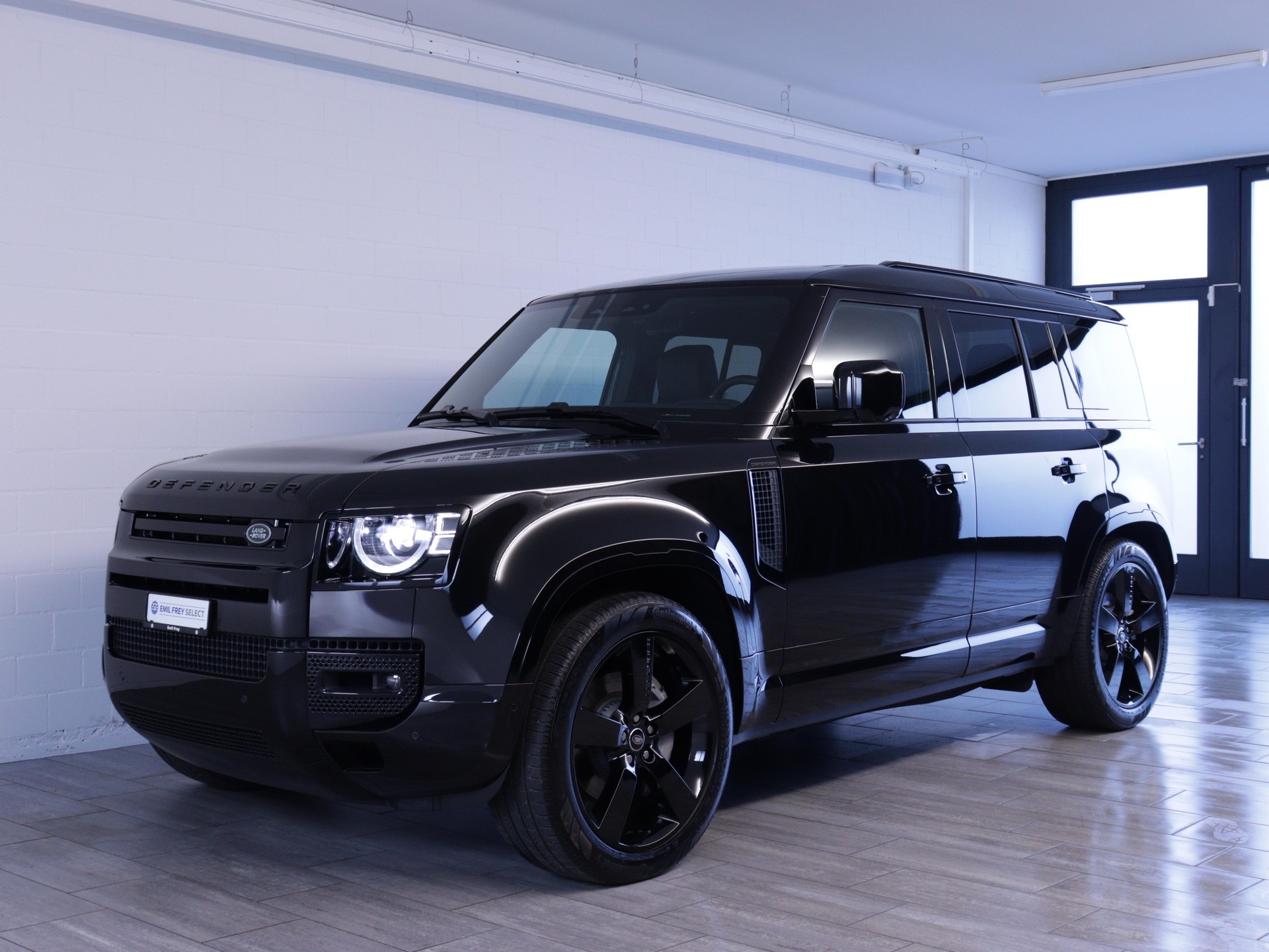 LAND ROVER Defender 110 3.0 D I6 300 X-Dynamic HSE-image-0