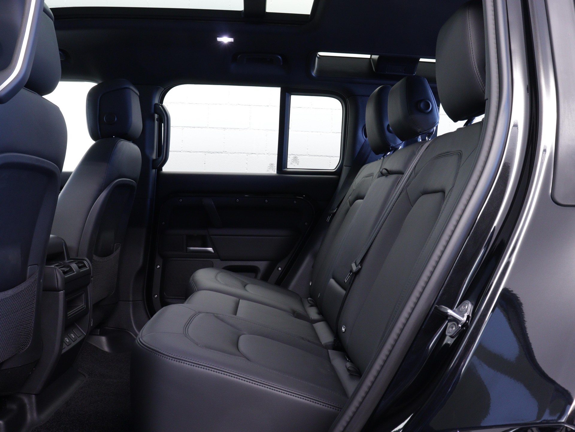 LAND ROVER Defender 110 3.0 D I6 300 X-Dynamic HSE-image-9