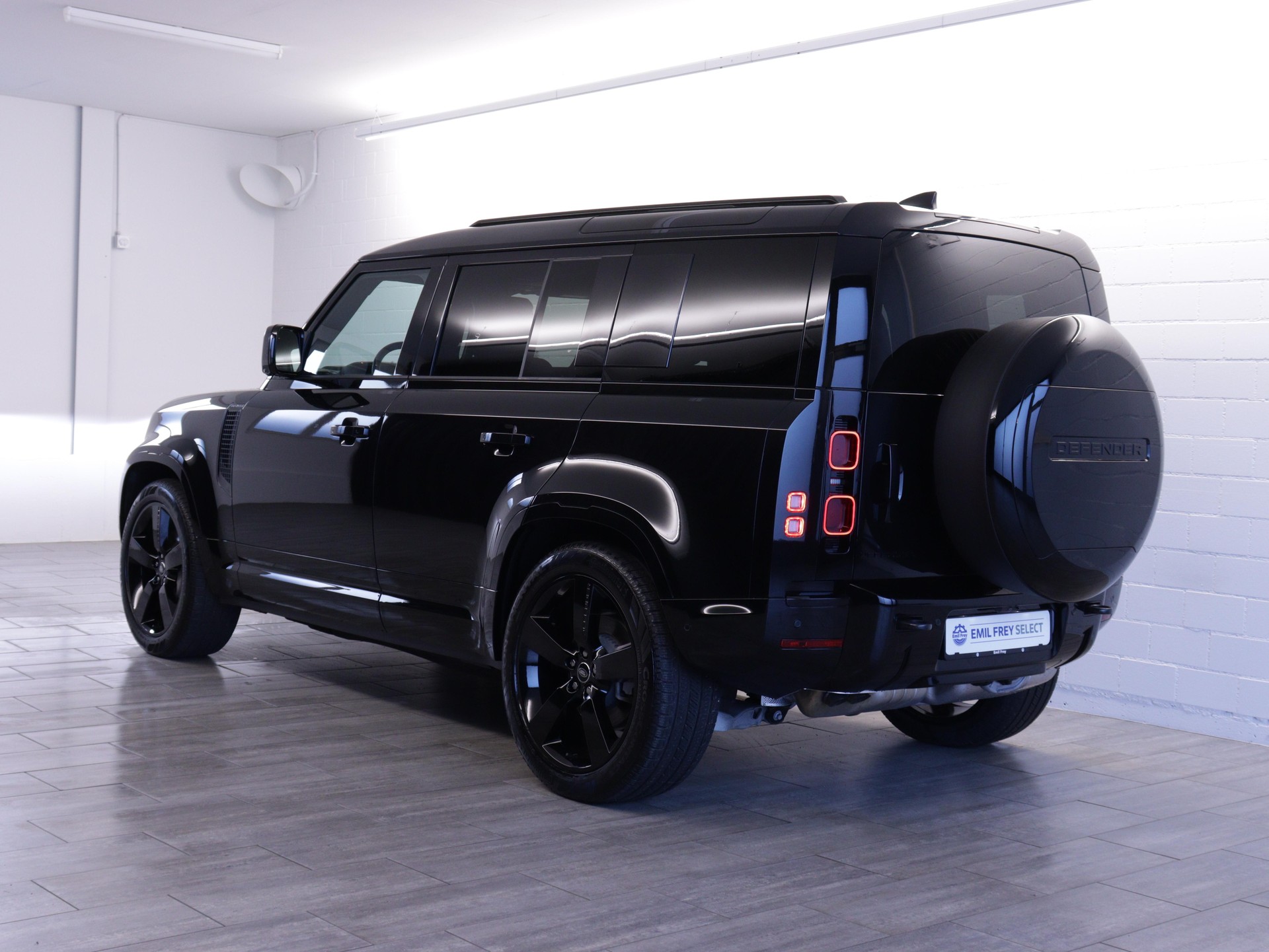 LAND ROVER Defender 110 3.0 D I6 300 X-Dynamic HSE-image-3