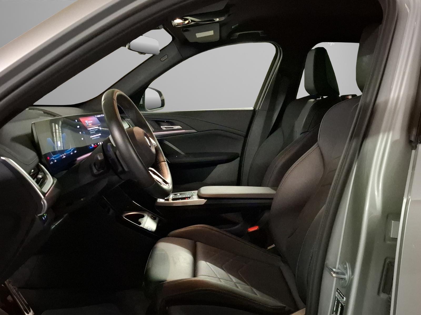 BMW iX1 30 xDrive-image-5