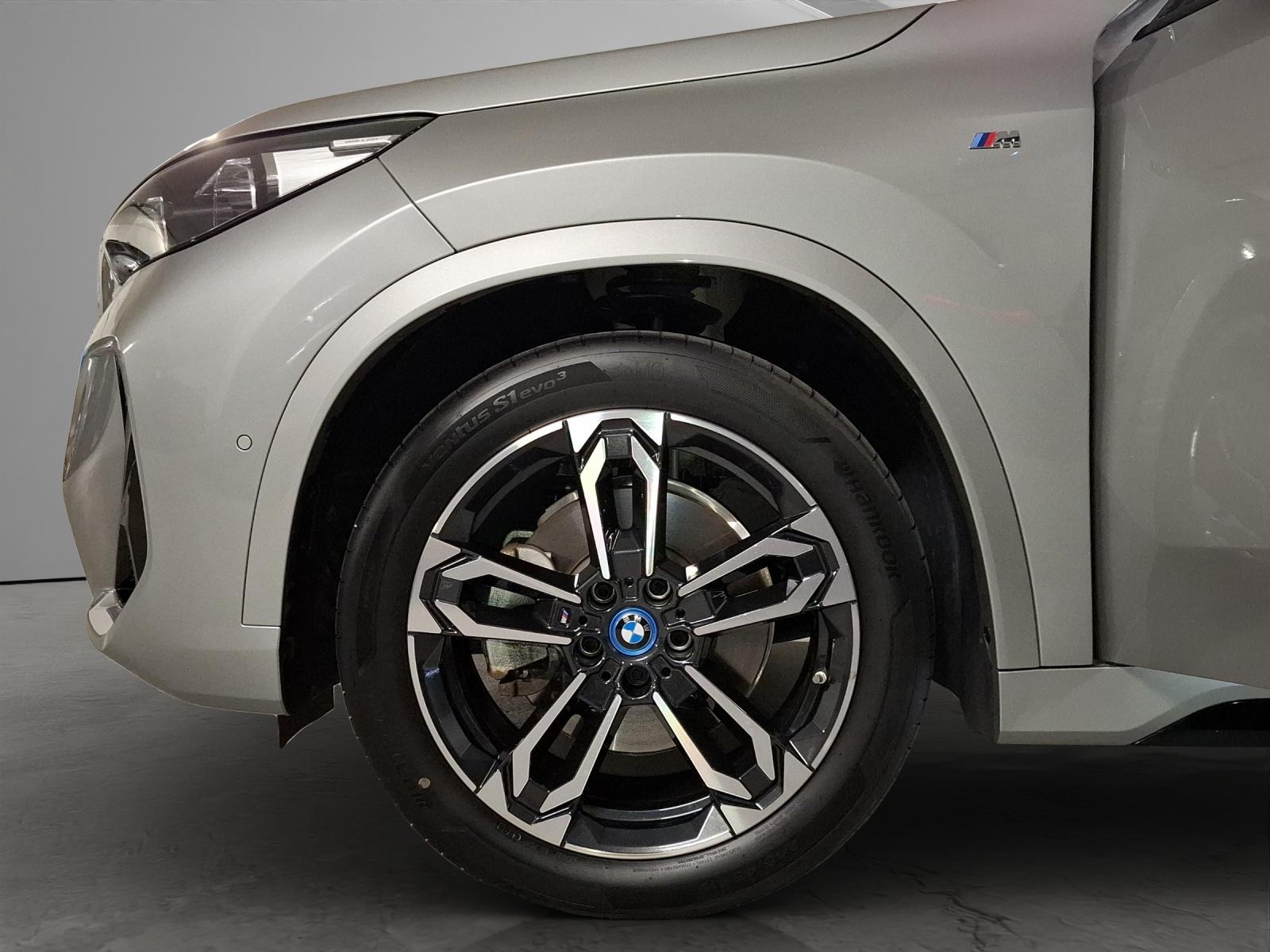 BMW iX1 30 xDrive-image-4