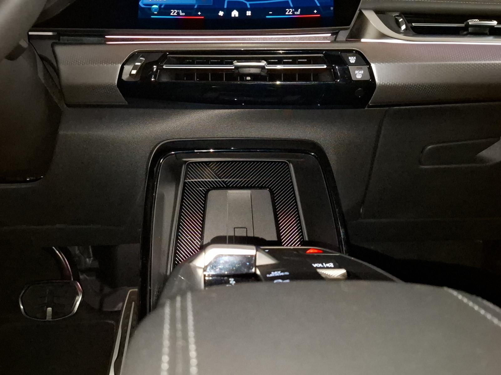 BMW iX1 30 xDrive-image-11