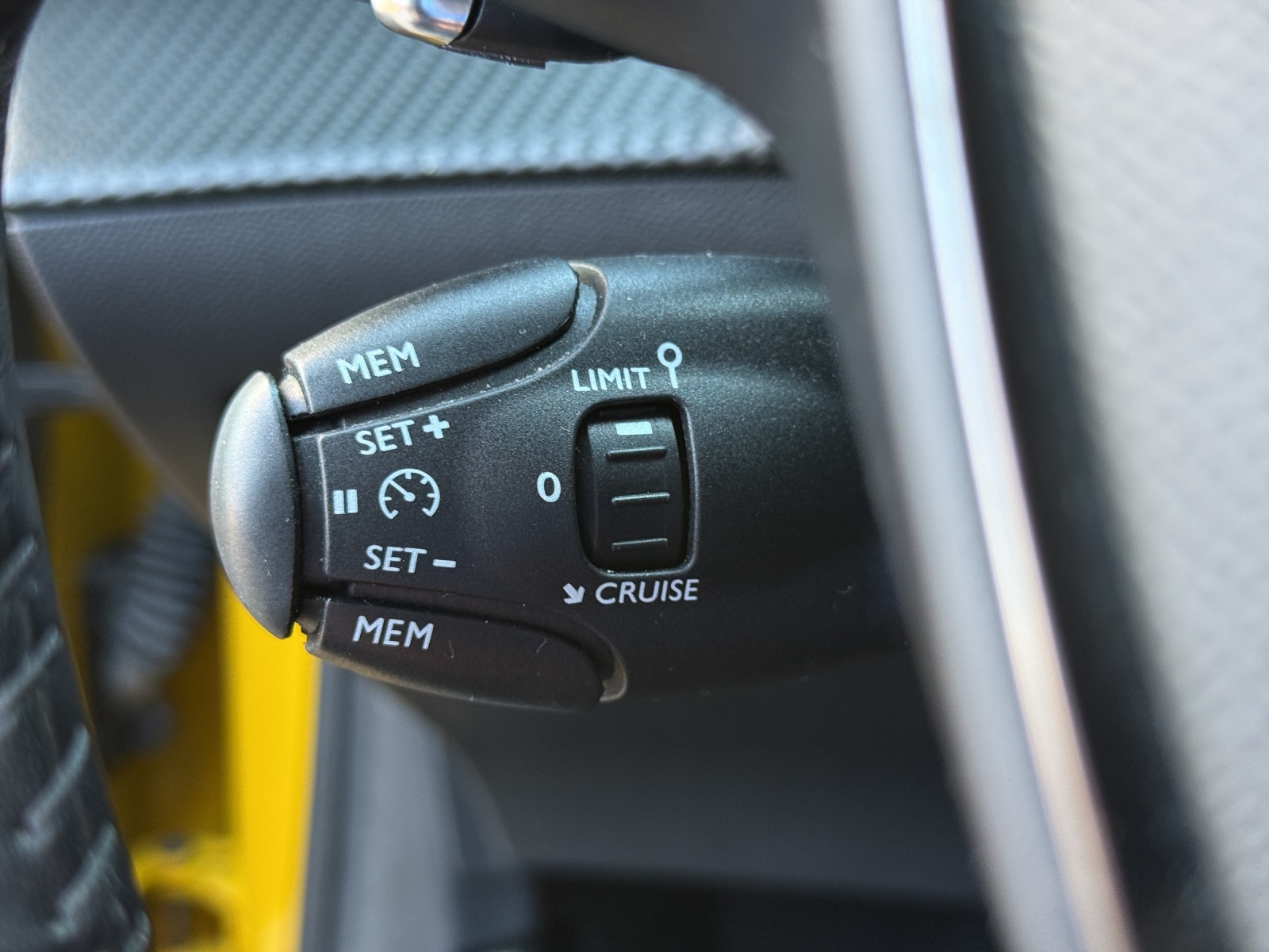 PEUGEOT 208 1.2 PureTech Allure EAT8-image-21