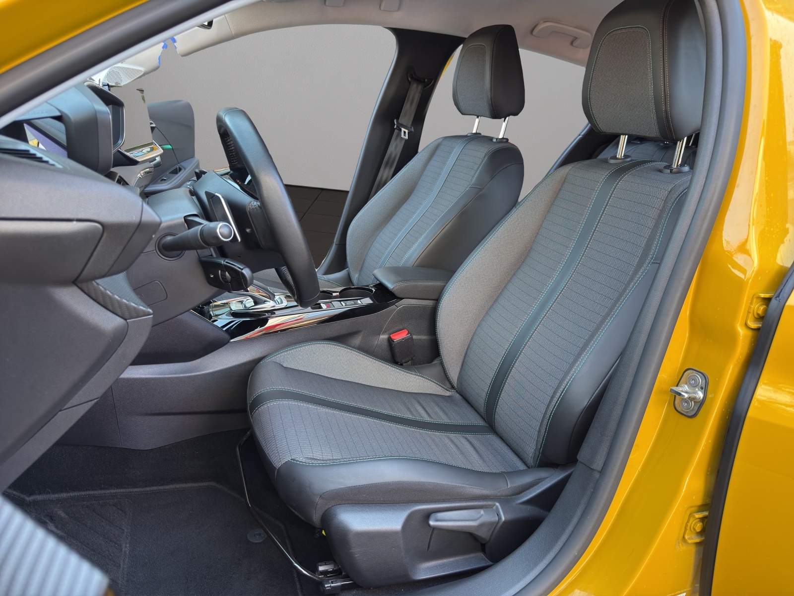 PEUGEOT 208 1.2 PureTech Allure EAT8-image-8