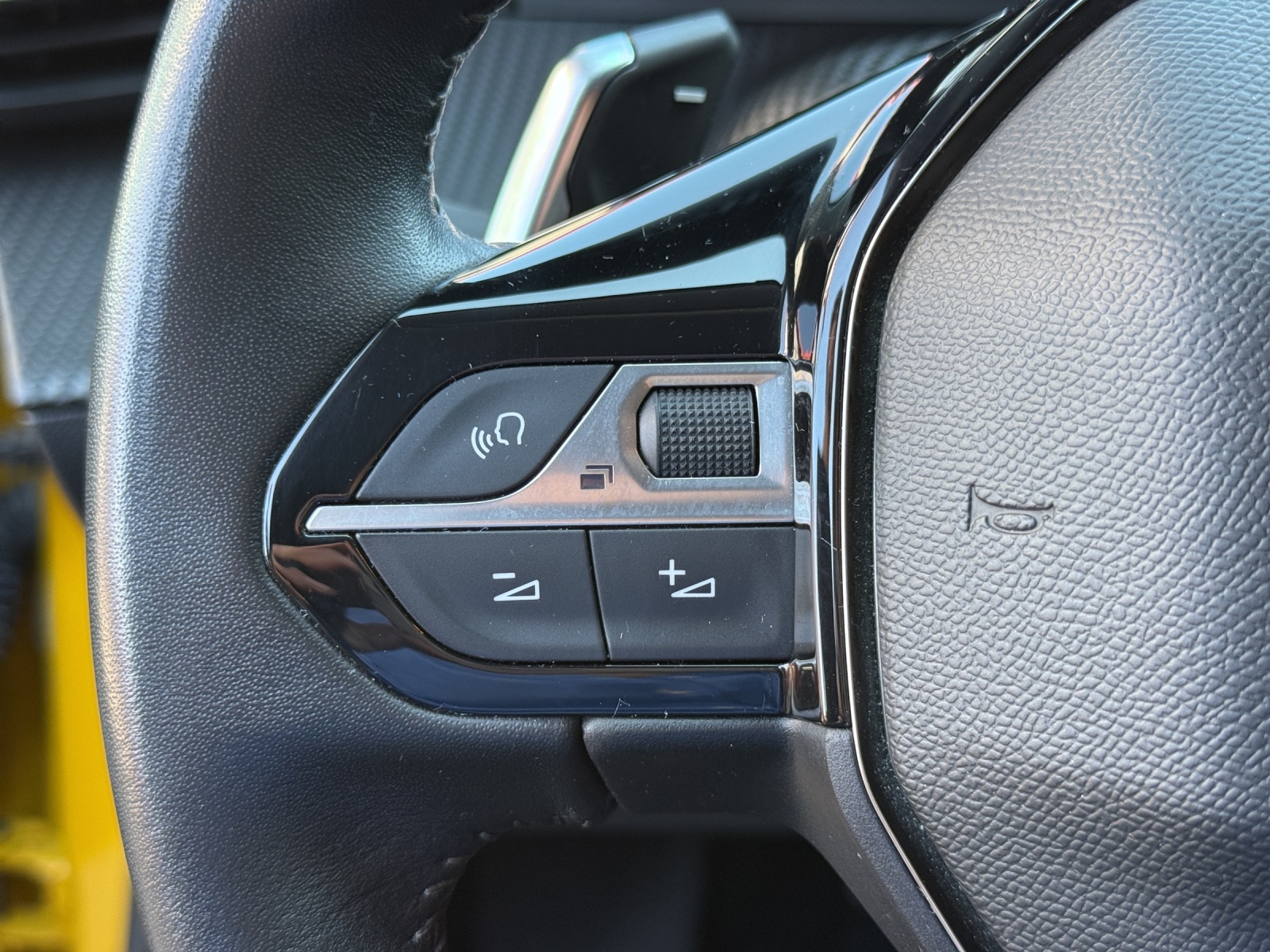 PEUGEOT 208 1.2 PureTech Allure EAT8-image-22