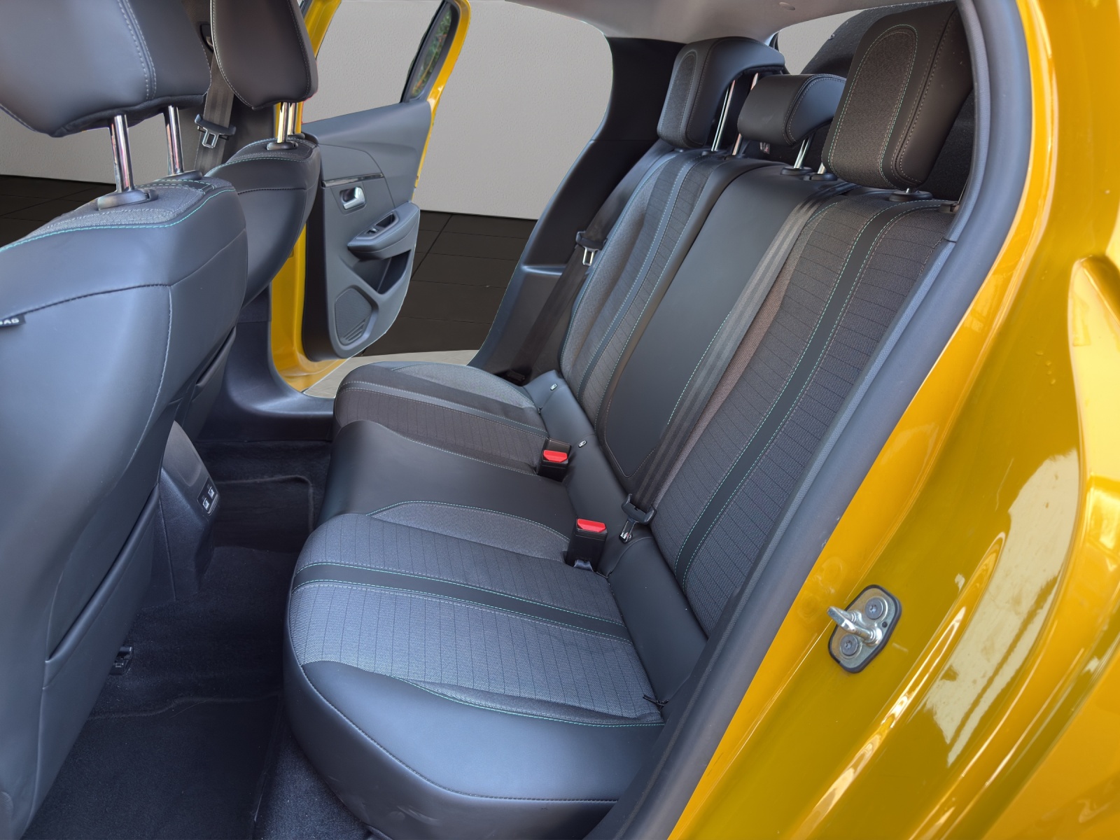 PEUGEOT 208 1.2 PureTech Allure EAT8-image-12