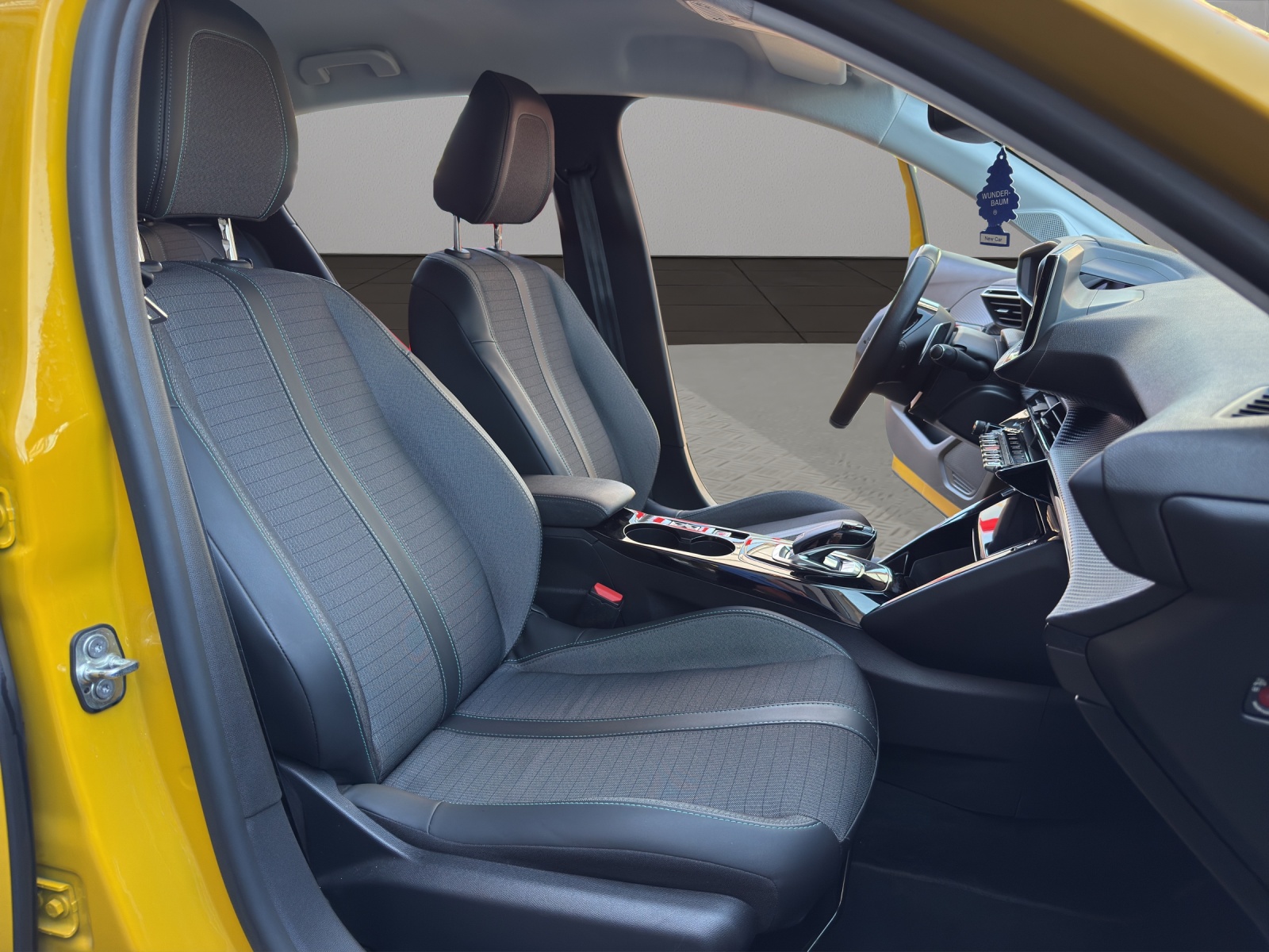 PEUGEOT 208 1.2 PureTech Allure EAT8-image-16