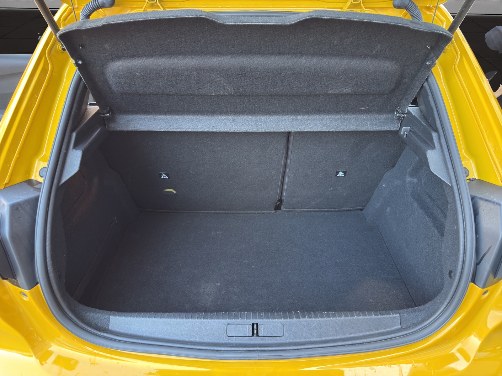 PEUGEOT 208 1.2 PureTech Allure EAT8-image-18