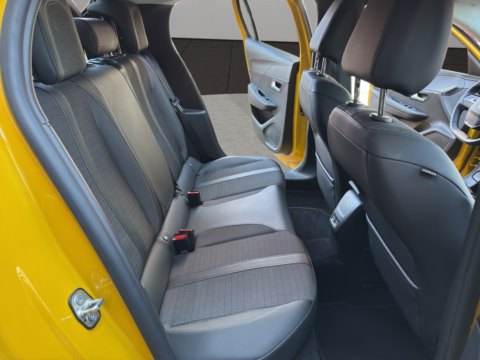 PEUGEOT 208 1.2 PureTech Allure EAT8-image-17