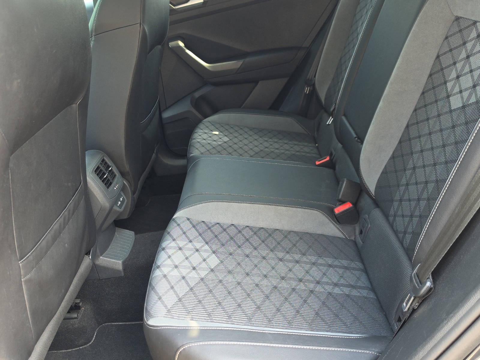 VW T-Roc 2.0 TSI R-Line DSG 4Motion-image-11