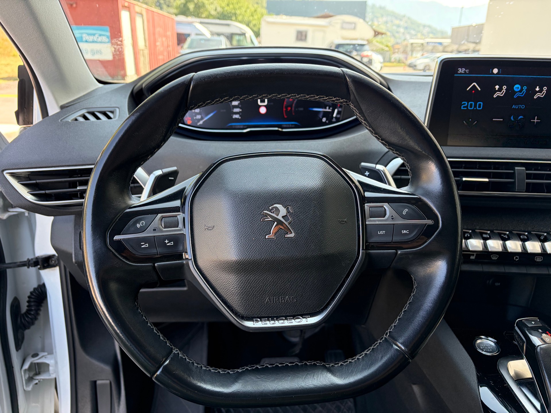 PEUGEOT 3008 1.2 PureTech Allure-image-10