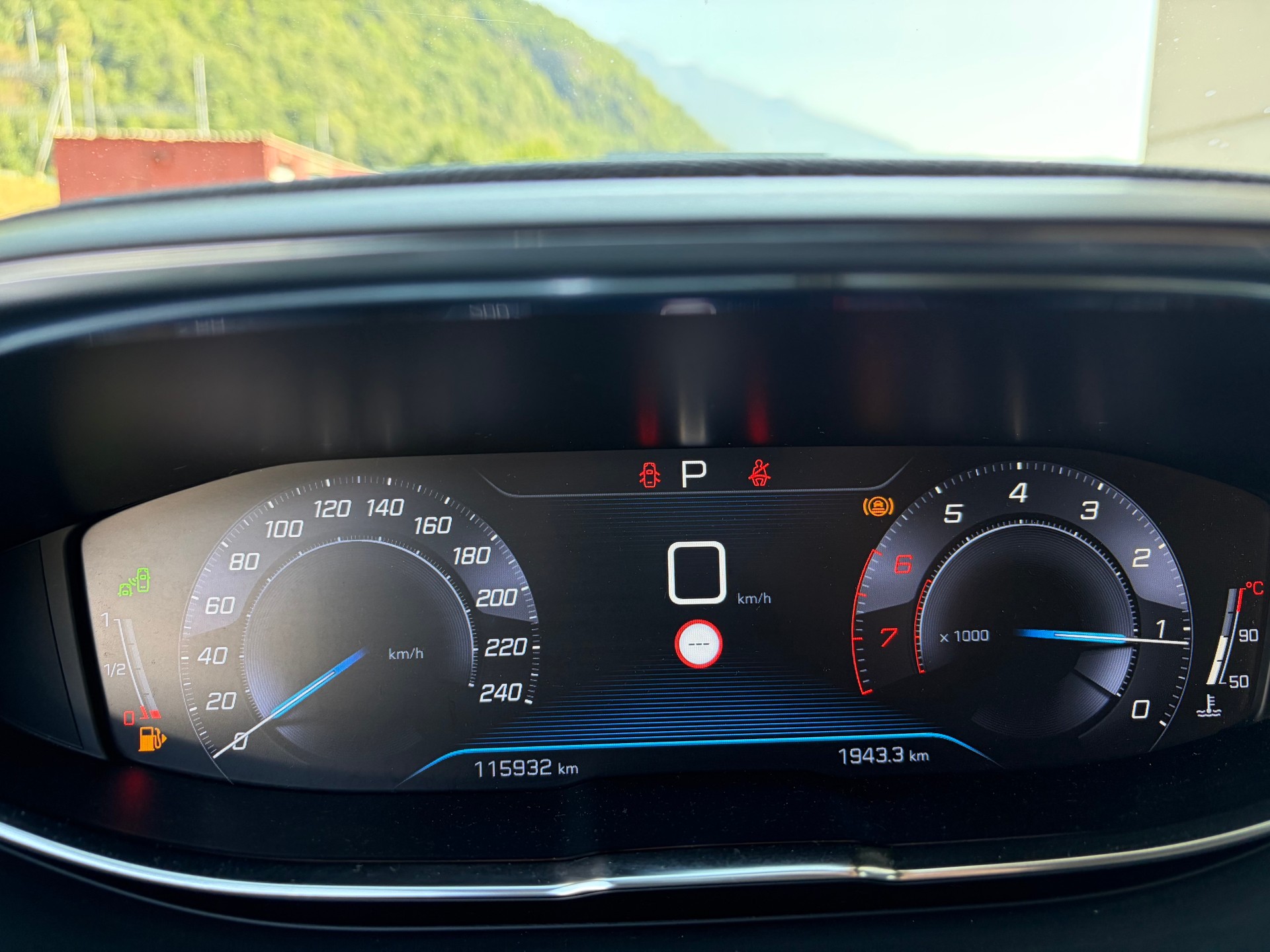PEUGEOT 3008 1.2 PureTech Allure-image-9