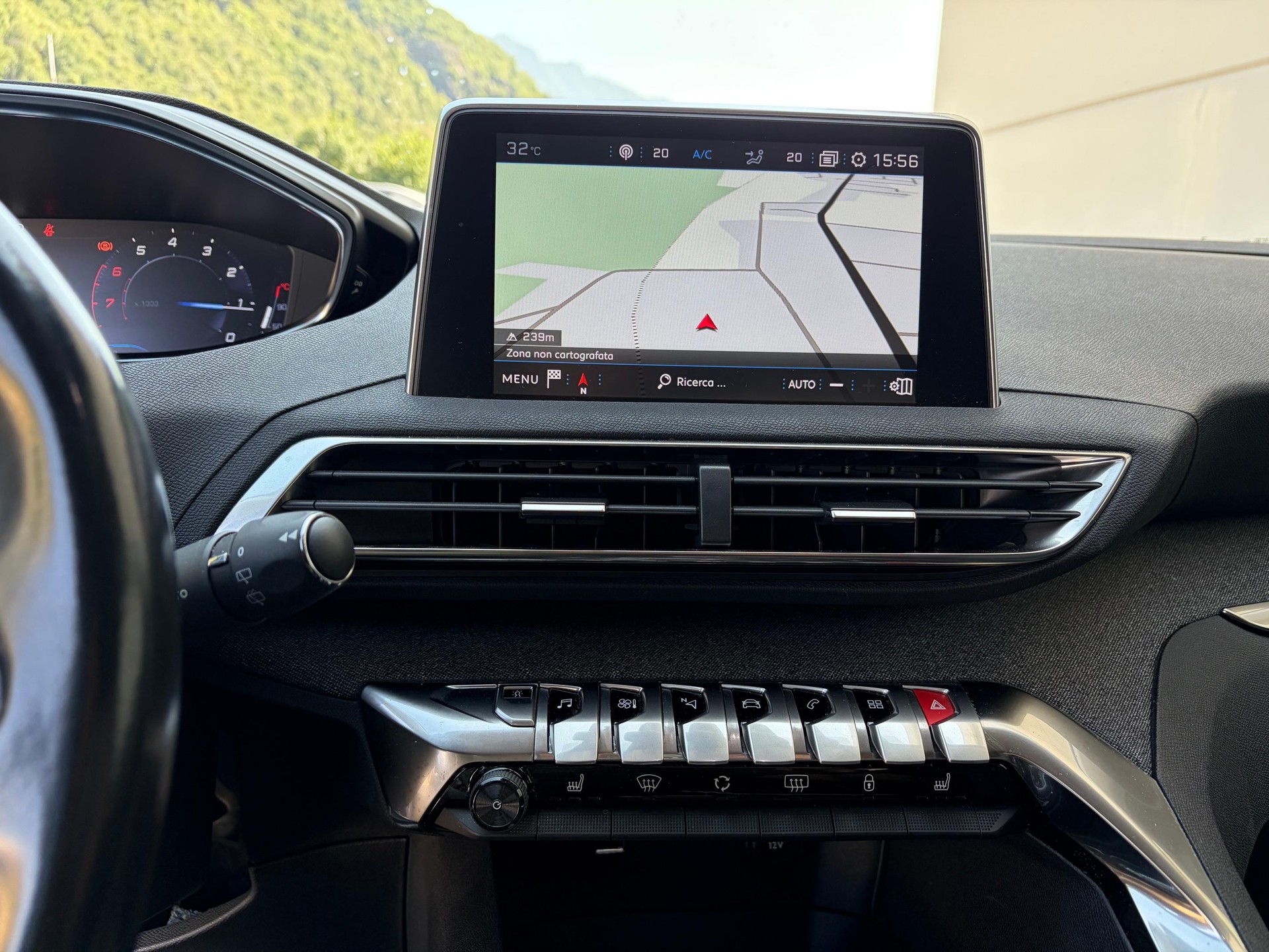 PEUGEOT 3008 1.2 PureTech Allure-image-14