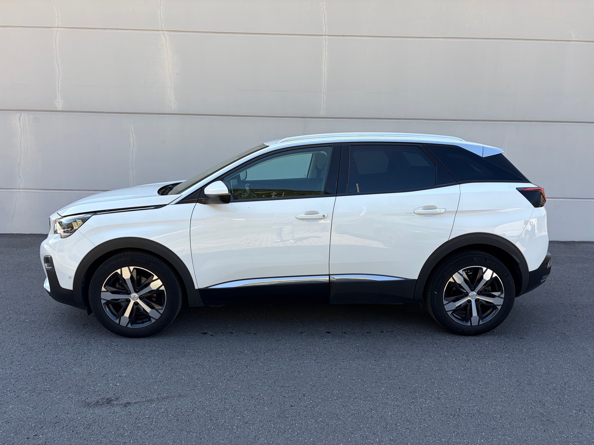 PEUGEOT 3008 1.2 PureTech Allure-image-3