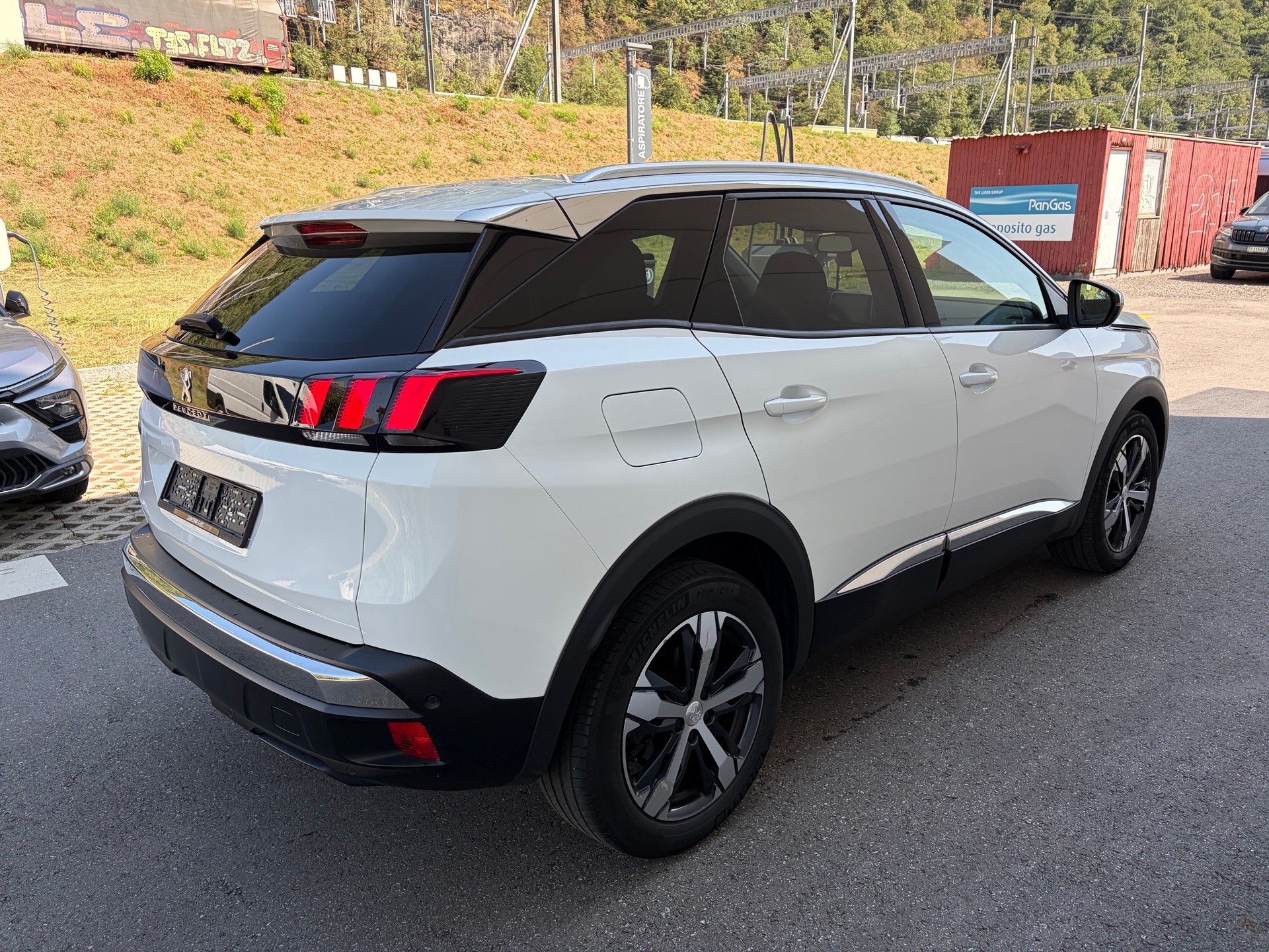 PEUGEOT 3008 1.2 PureTech Allure-image-6