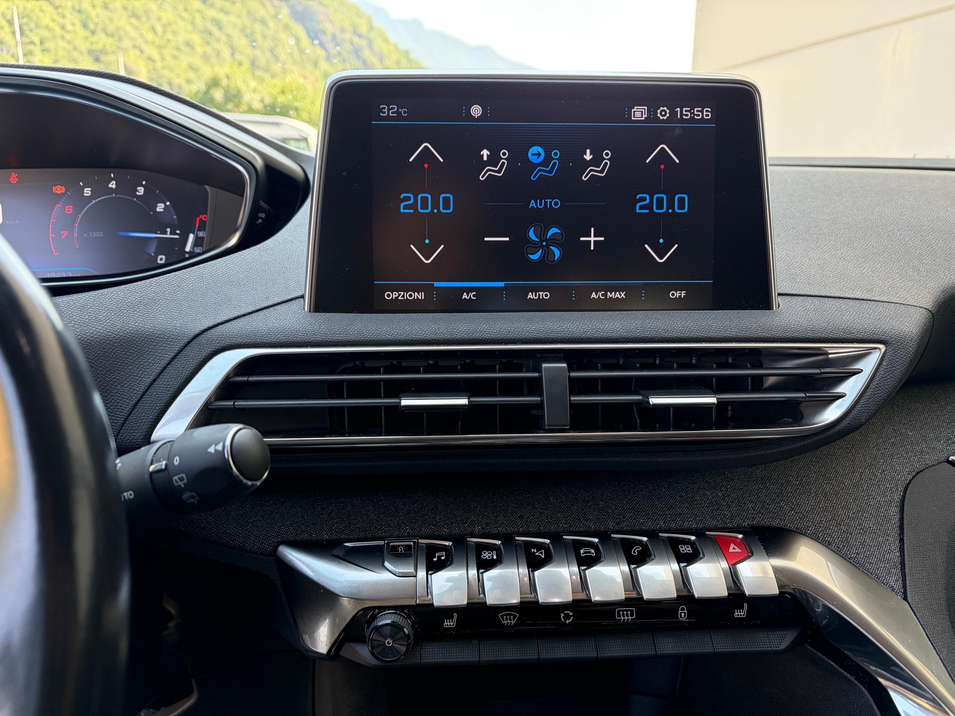 PEUGEOT 3008 1.2 PureTech Allure-image-12