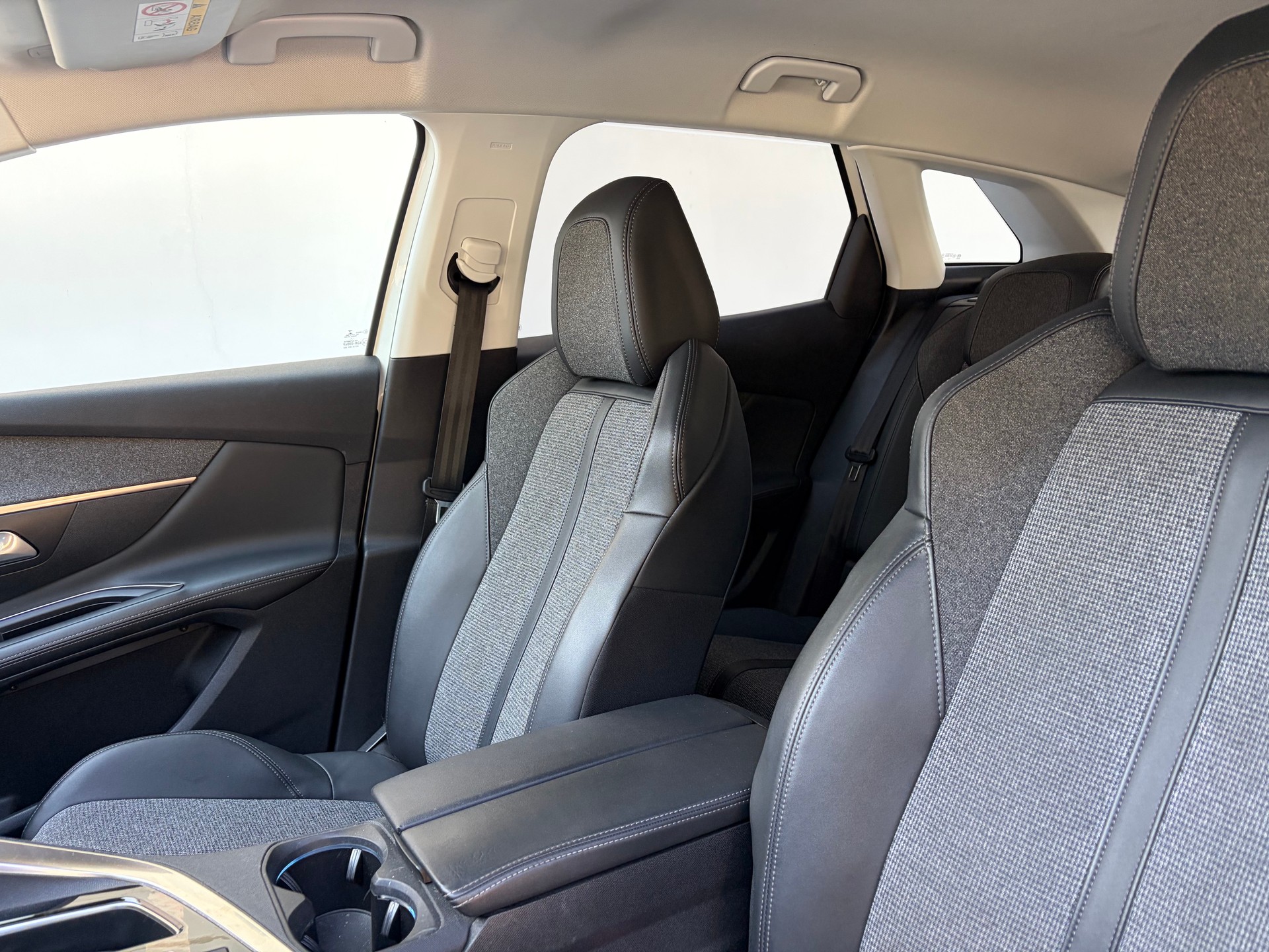 PEUGEOT 3008 1.2 PureTech Allure-image-8