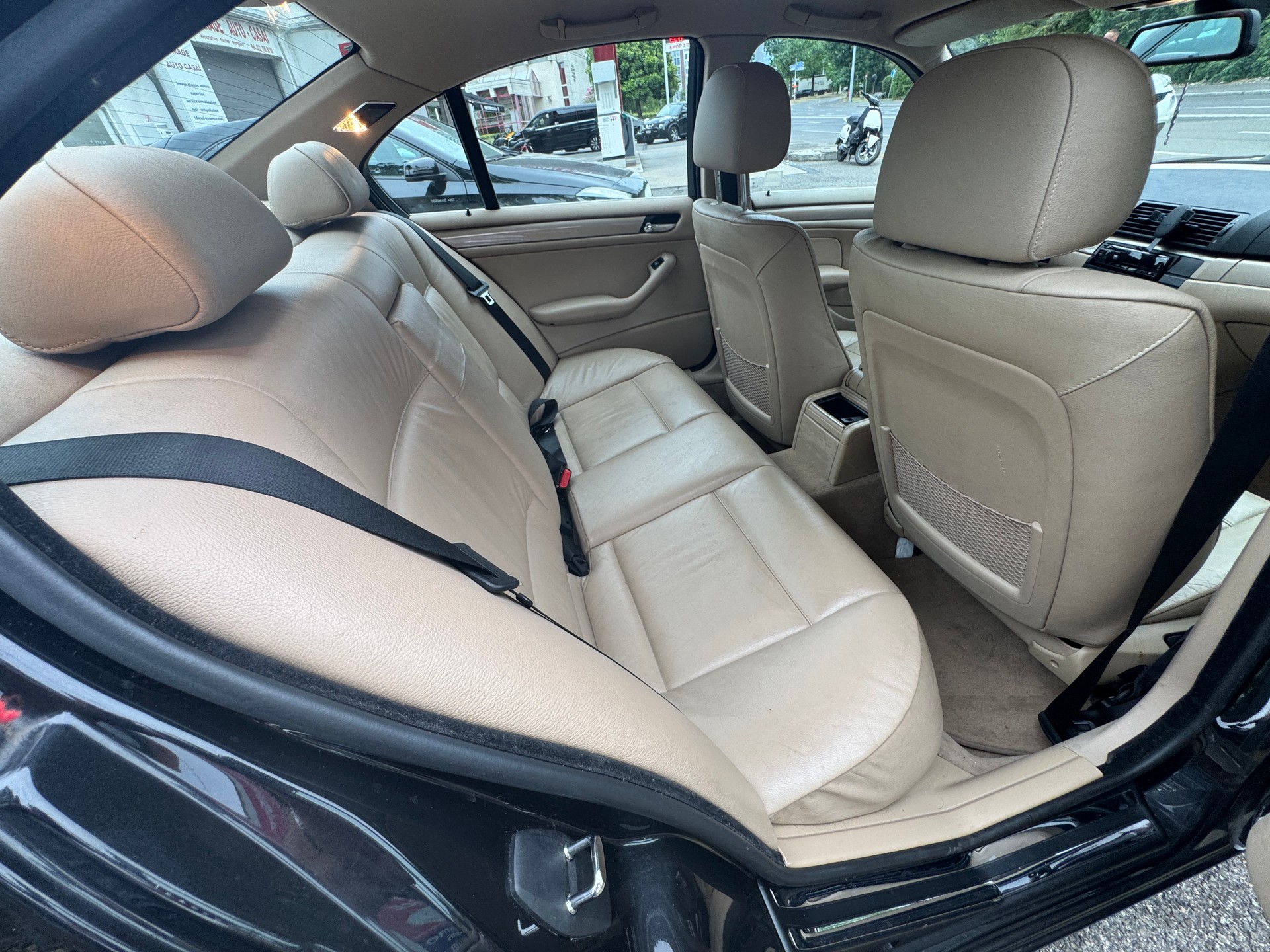 BMW 330xi-image-9
