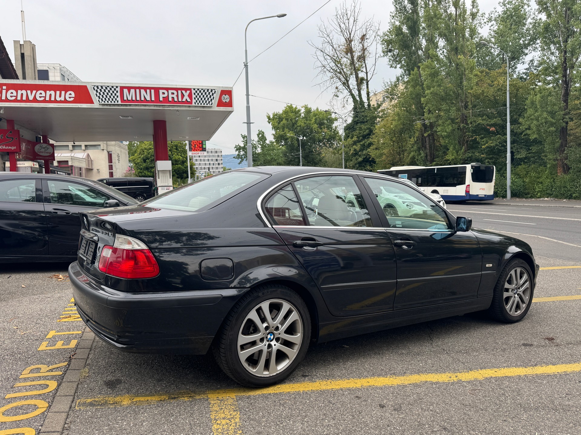 BMW 330xi-image-5