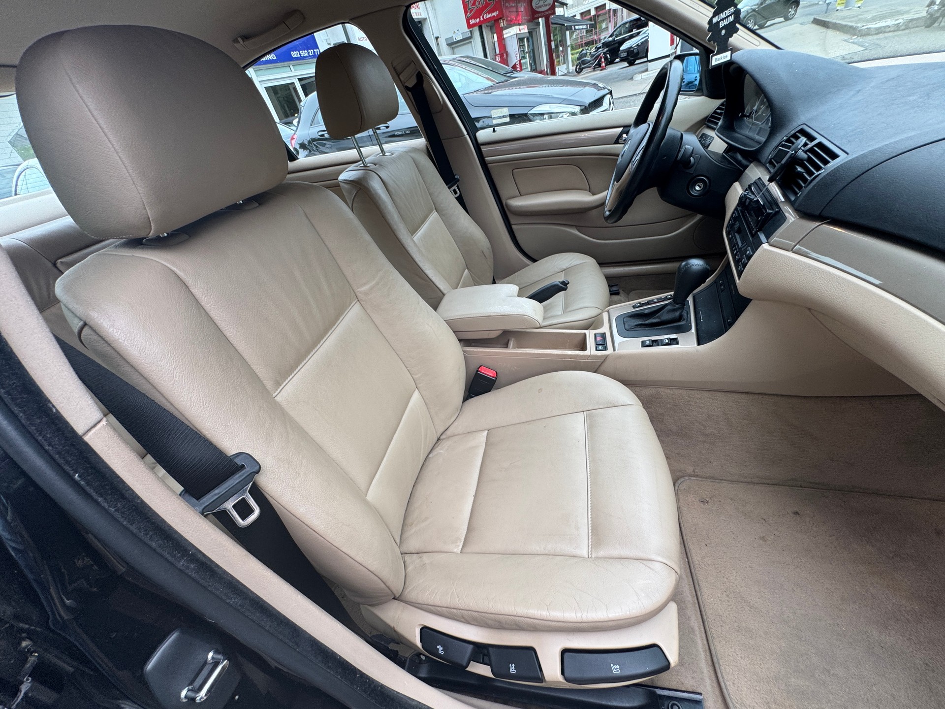 BMW 330xi-image-7