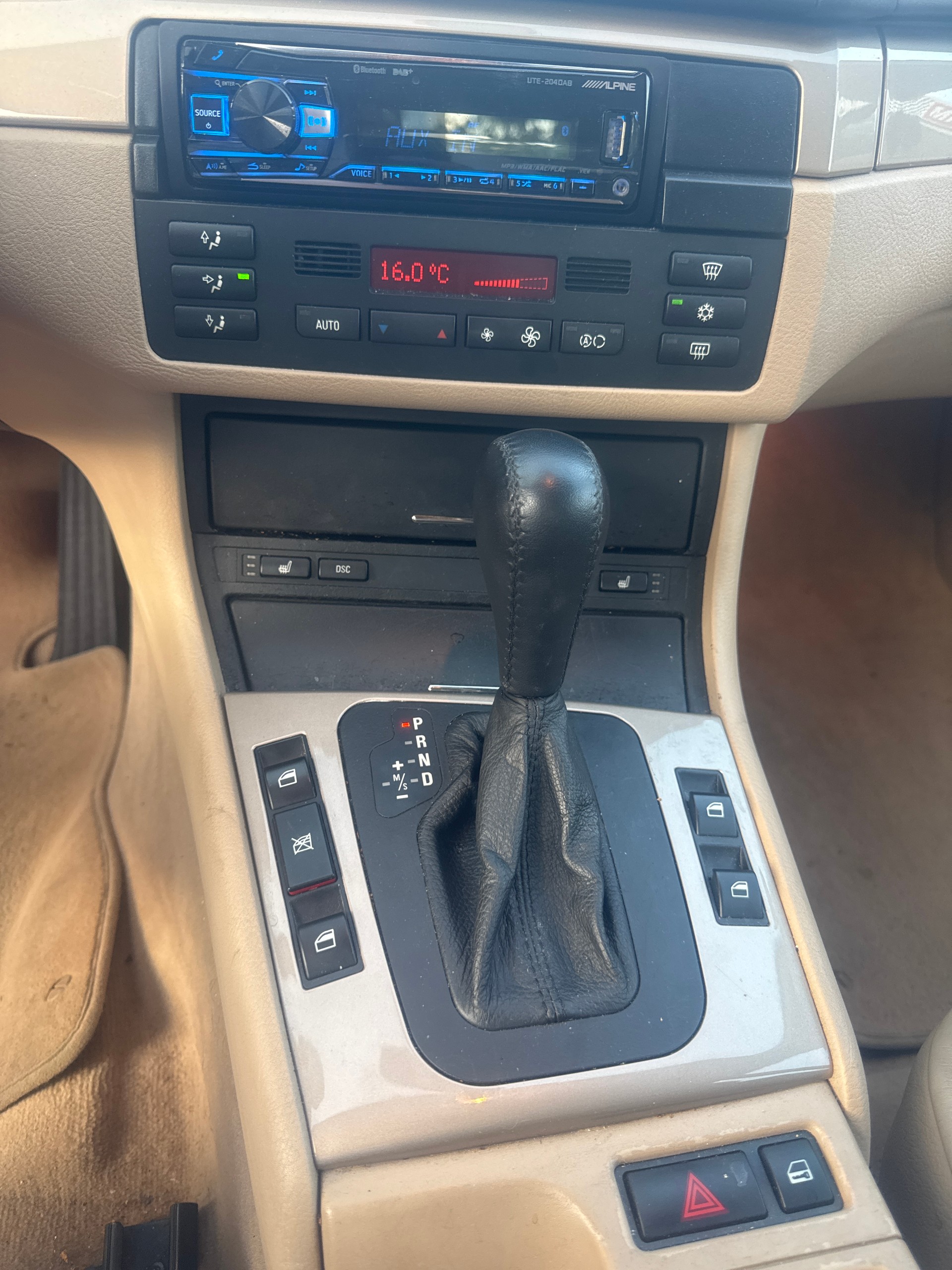 BMW 330xi-image-13