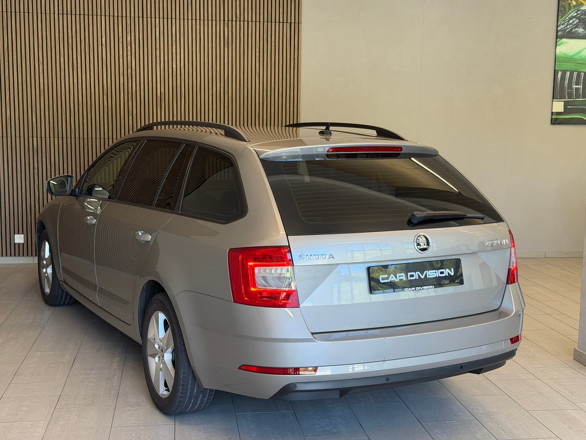 SKODA Octavia Combi 2.0 TDI Ambition DSG-image-8