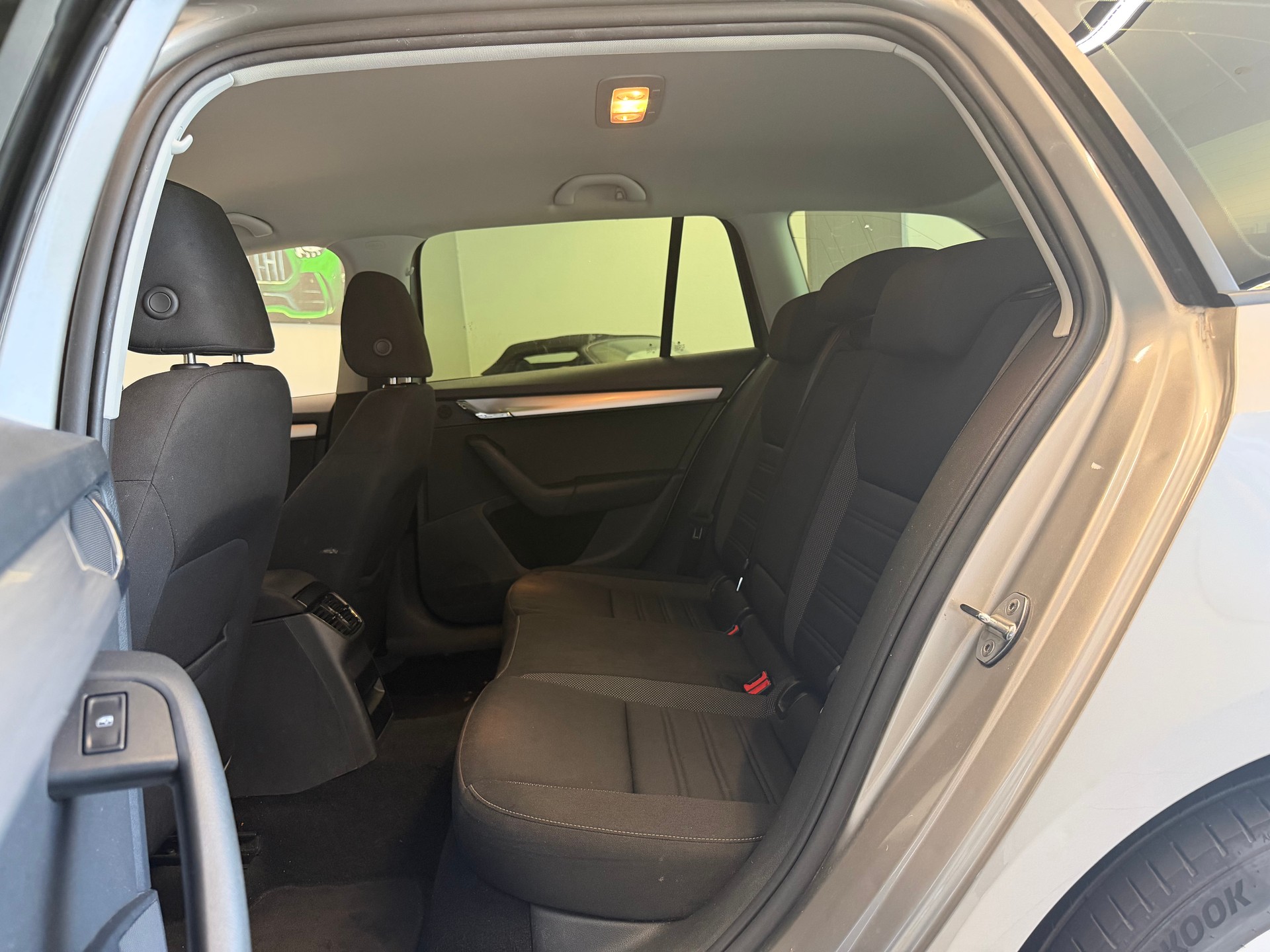 SKODA Octavia Combi 2.0 TDI Ambition DSG-image-11