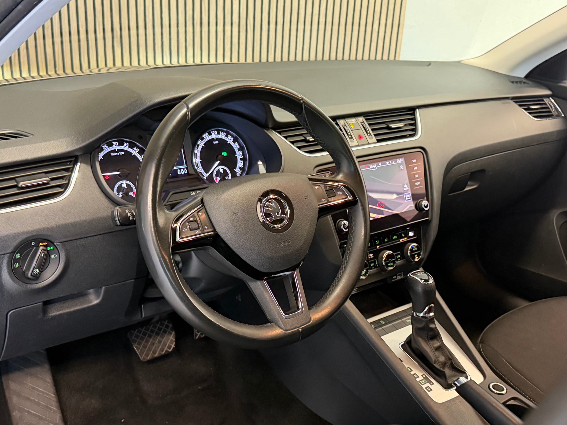 SKODA Octavia Combi 2.0 TDI Ambition DSG-image-9